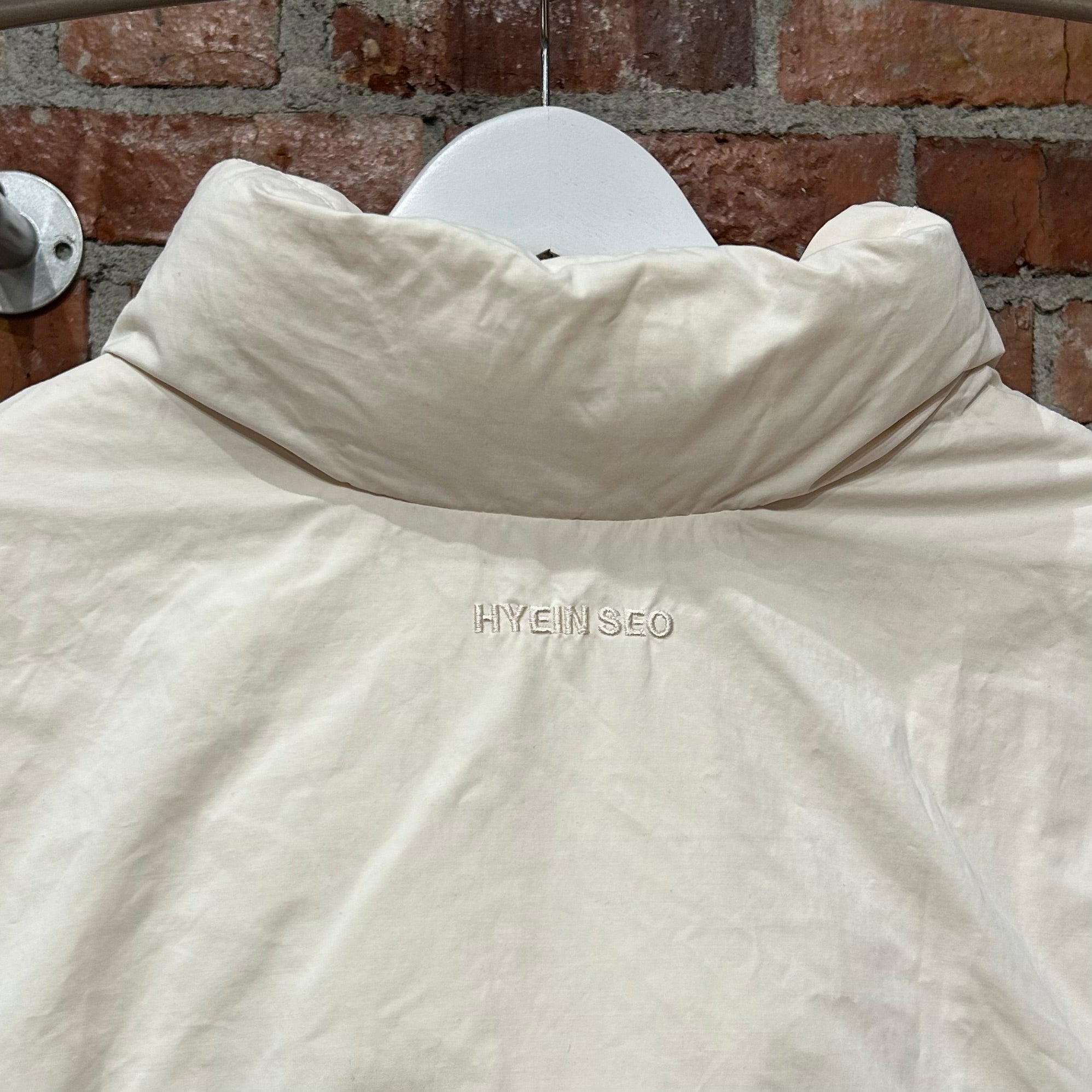 HYEIN SEO REVERSIBLE PADDED PUFFER VEST ‘CREAM’