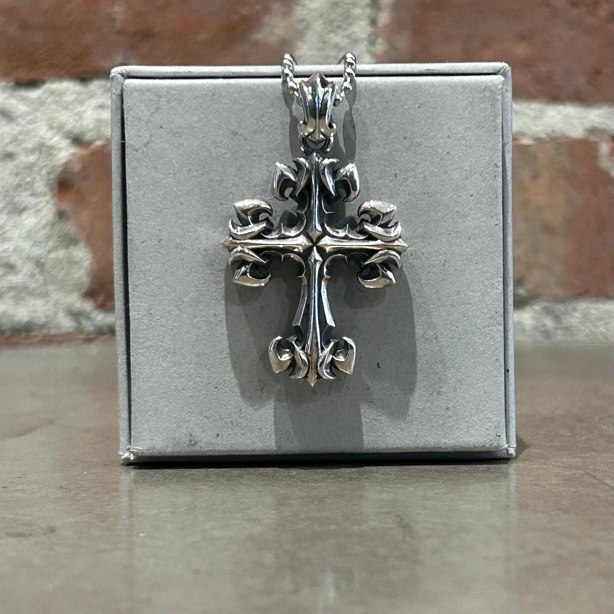 DEAL DESIGN GL CROSS MED NECKLACE ‘SILVER’