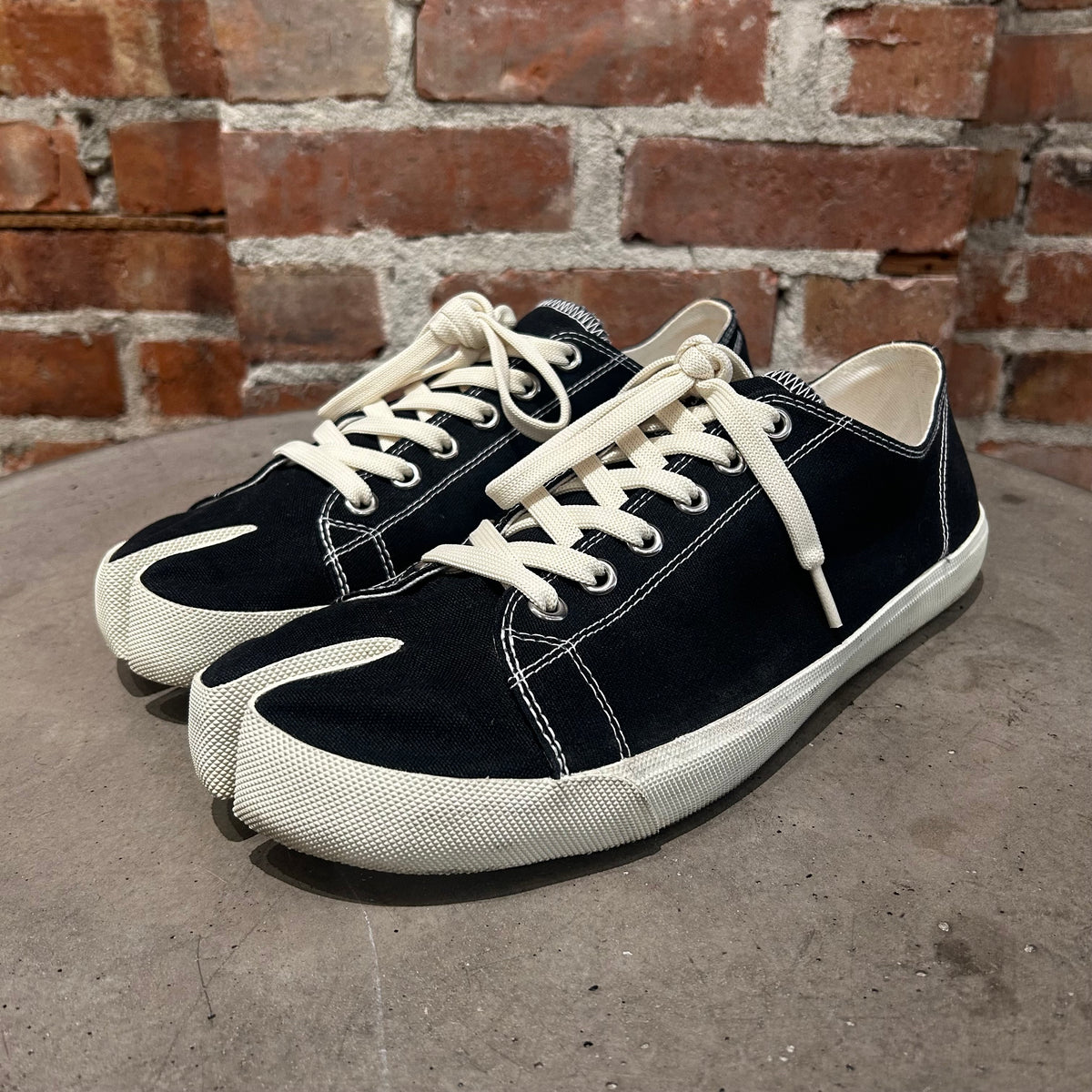 MARGIELA CANVAS TABI SNEAKERS ‘BLACK’