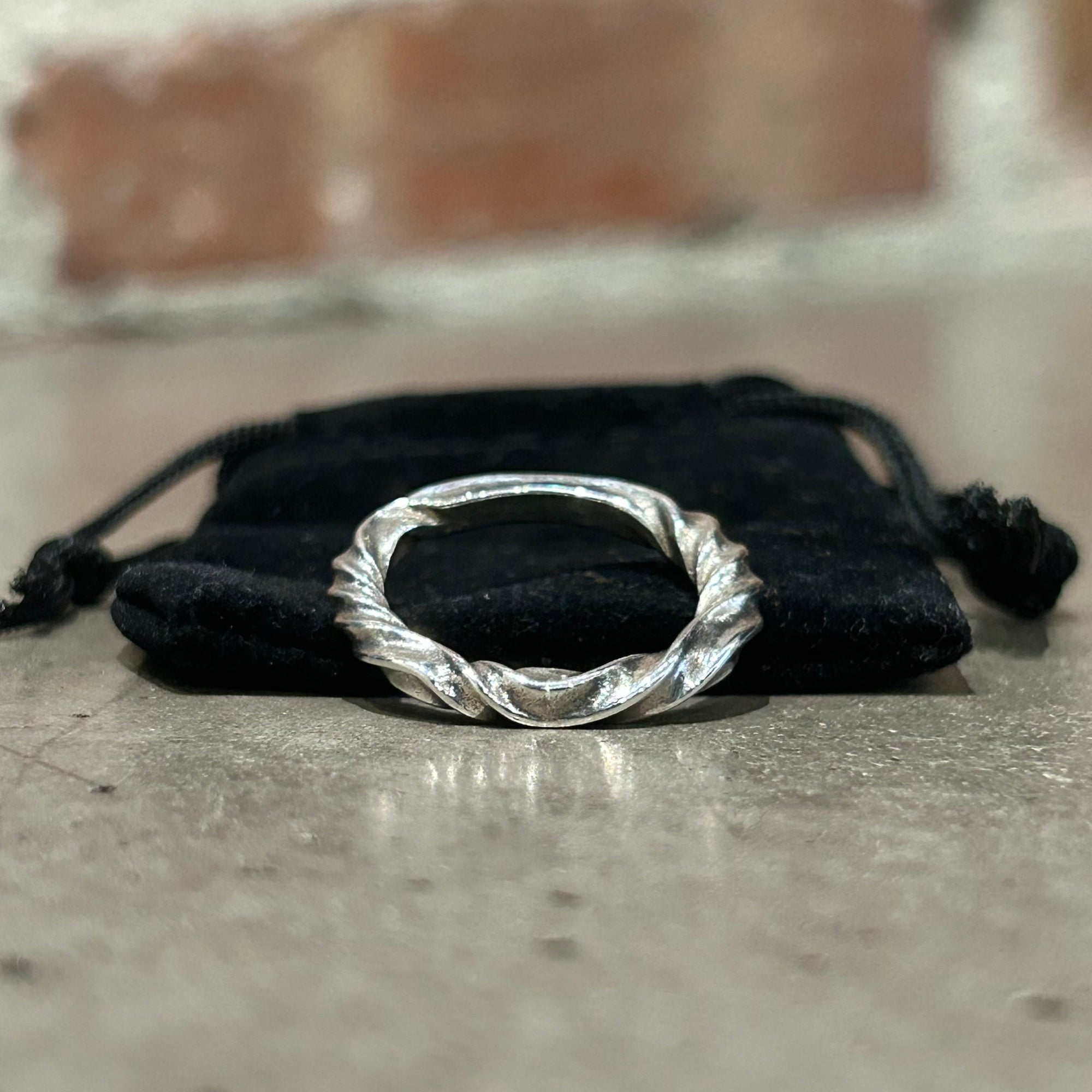 DEAL DESIGN REVERSE TWIST SCROLL RING 'SILVER'