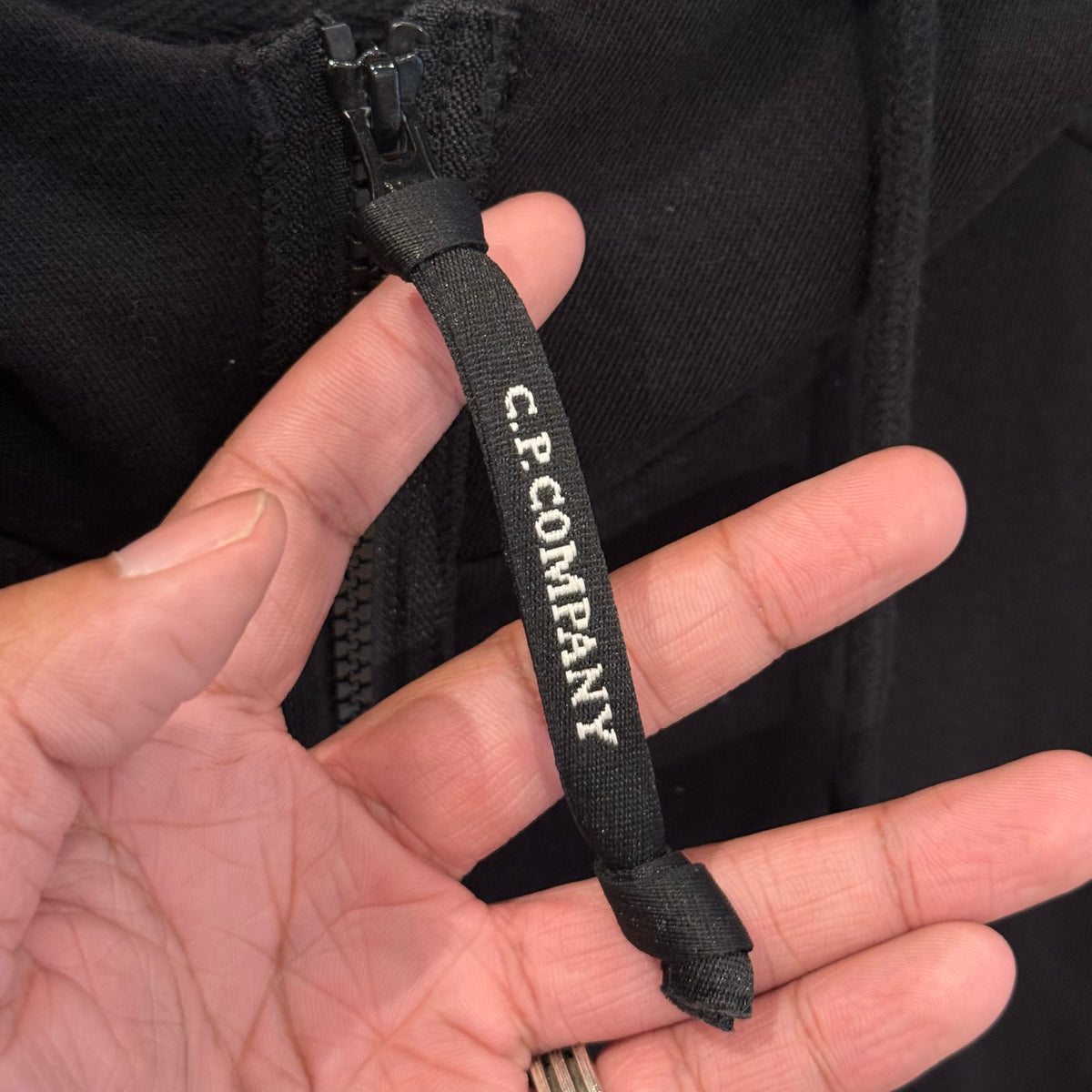 C.P. COMPANY DIAGONAL RAISED FLEECE GOGGLE ZIP HOODIE ‘BLACK’
