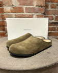 COMMON PROJECT SUEDE CLOG ‘OLIVE’