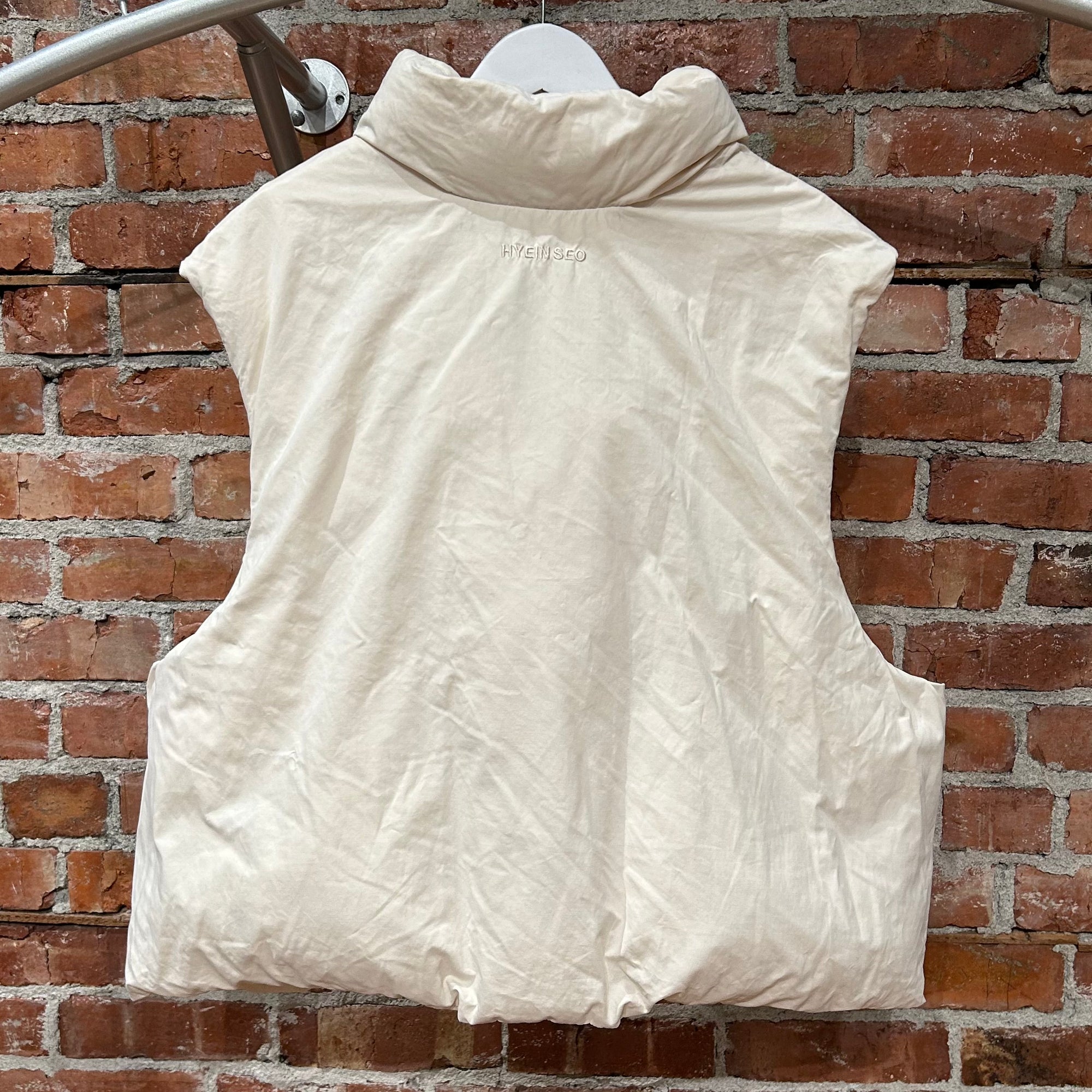 HYEIN SEO REVERSIBLE PADDED PUFFER VEST ‘CREAM’