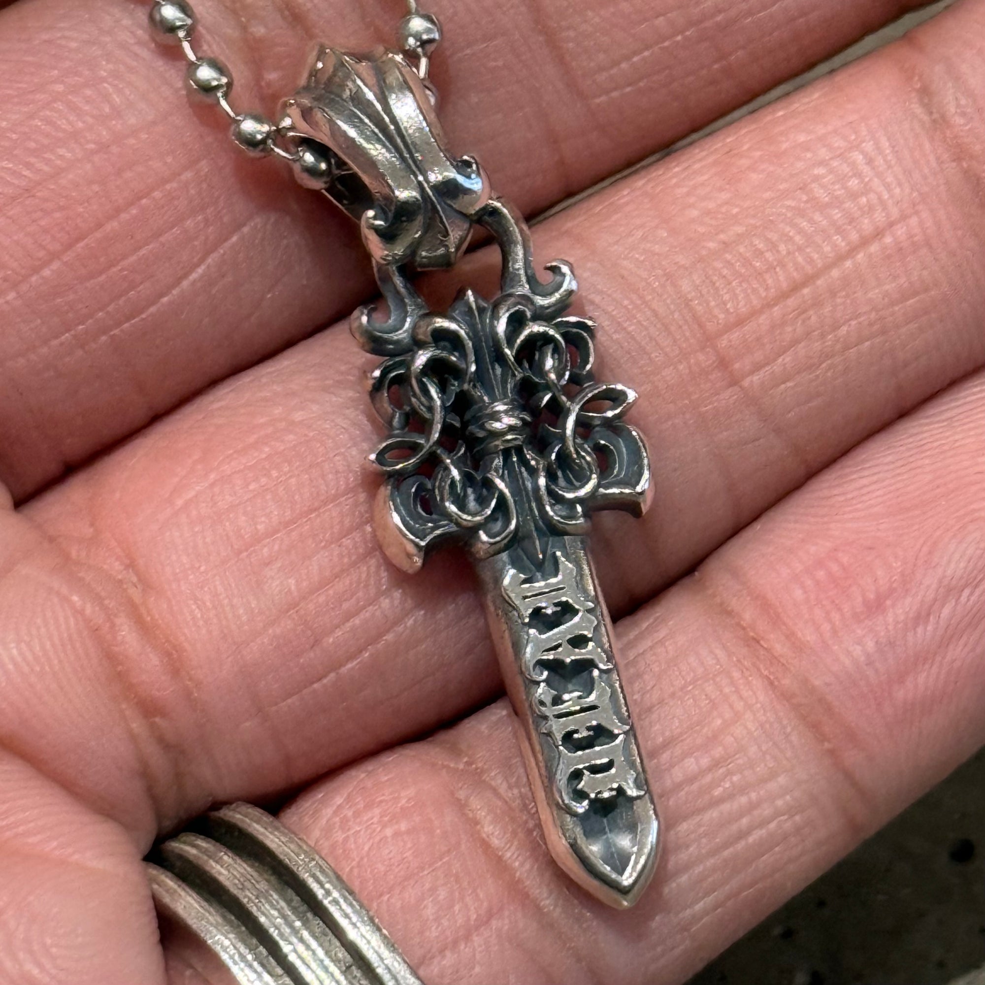 DEAL DESIGN KG DAGGER MED NECKLACE ‘SILVER’