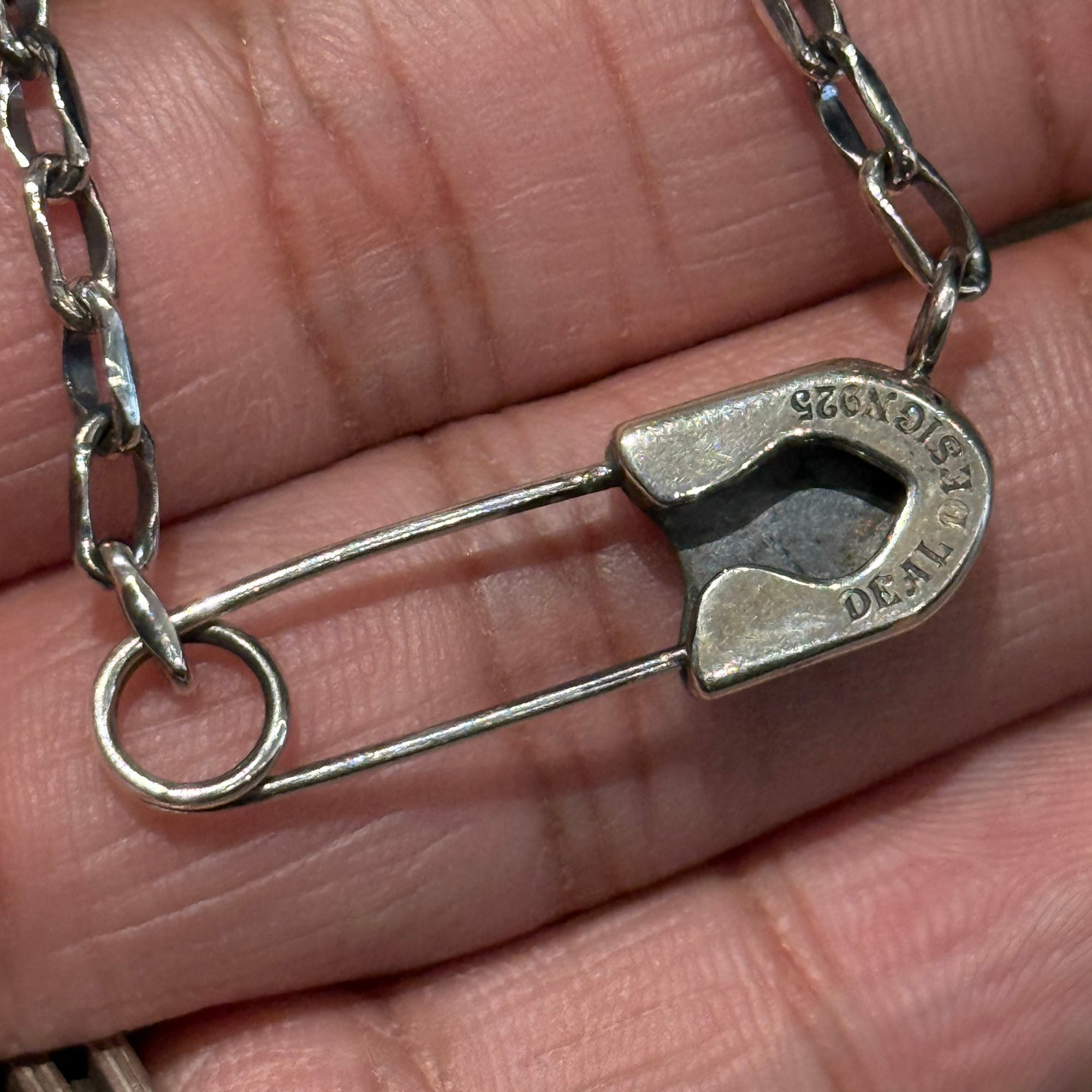 DEAL DESIGN SAFETY PIN NECKLACE ‘SILVER’