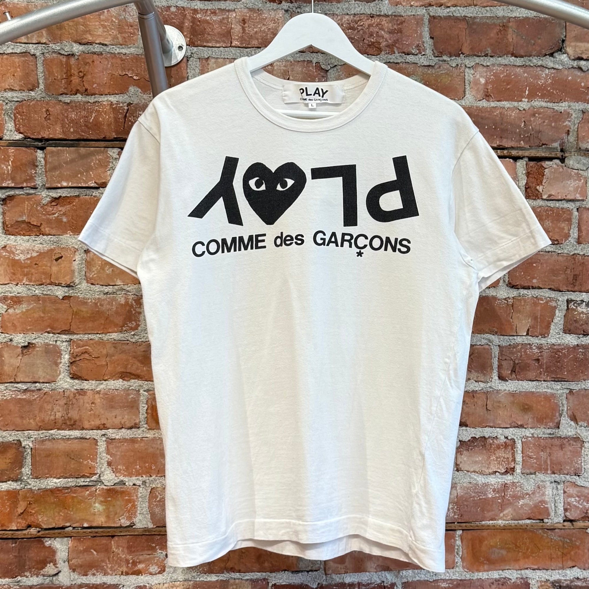 COMME DES GARÇON PLAY REVERSE LOGO TEE ‘WHITE’