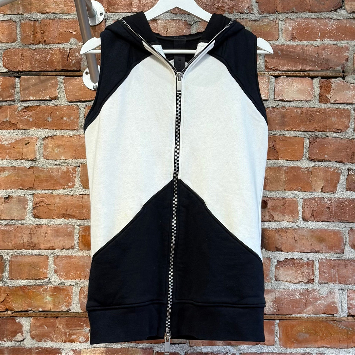 GARETH PUGH OLMAR MIRTA SLEEVELESS GIMP ZIP HOODIE ‘BLACK/WHITE”