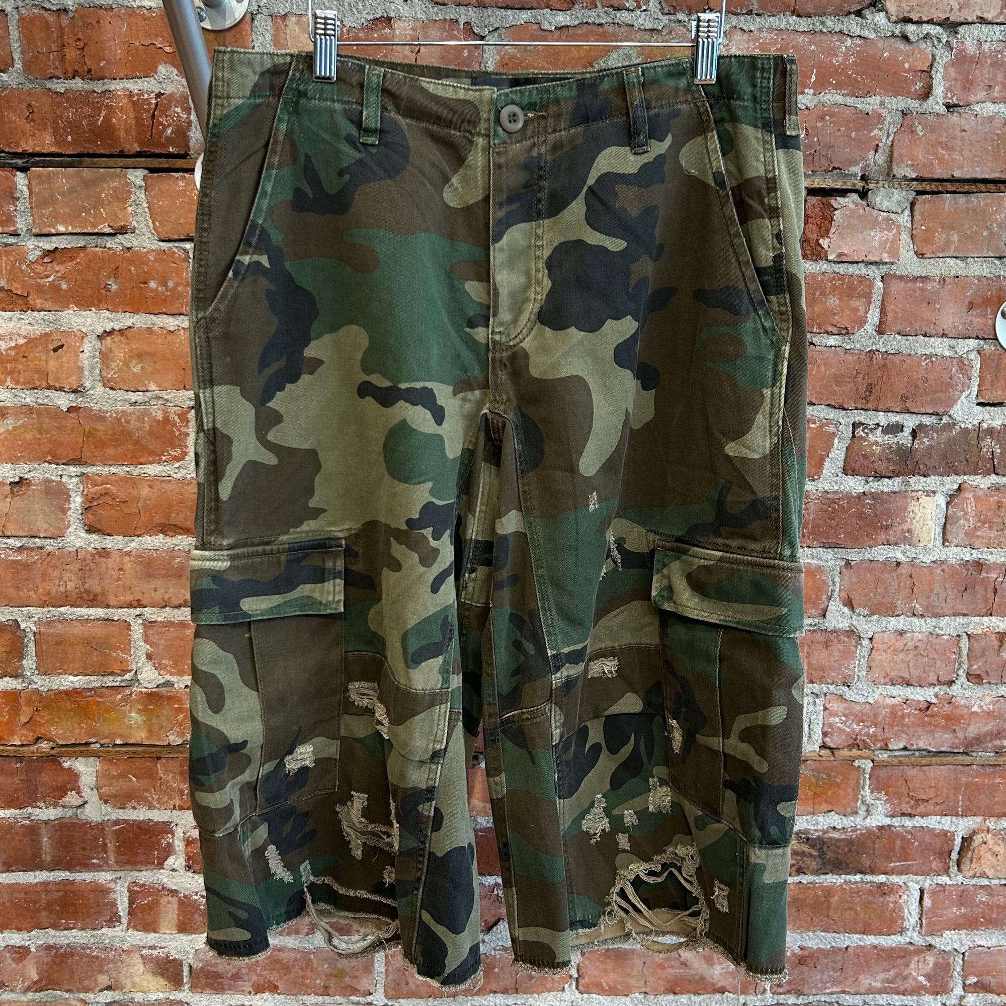 BASKETCASE GALLERY DISTRESSED CARGO SHORTS ‘CAMO’