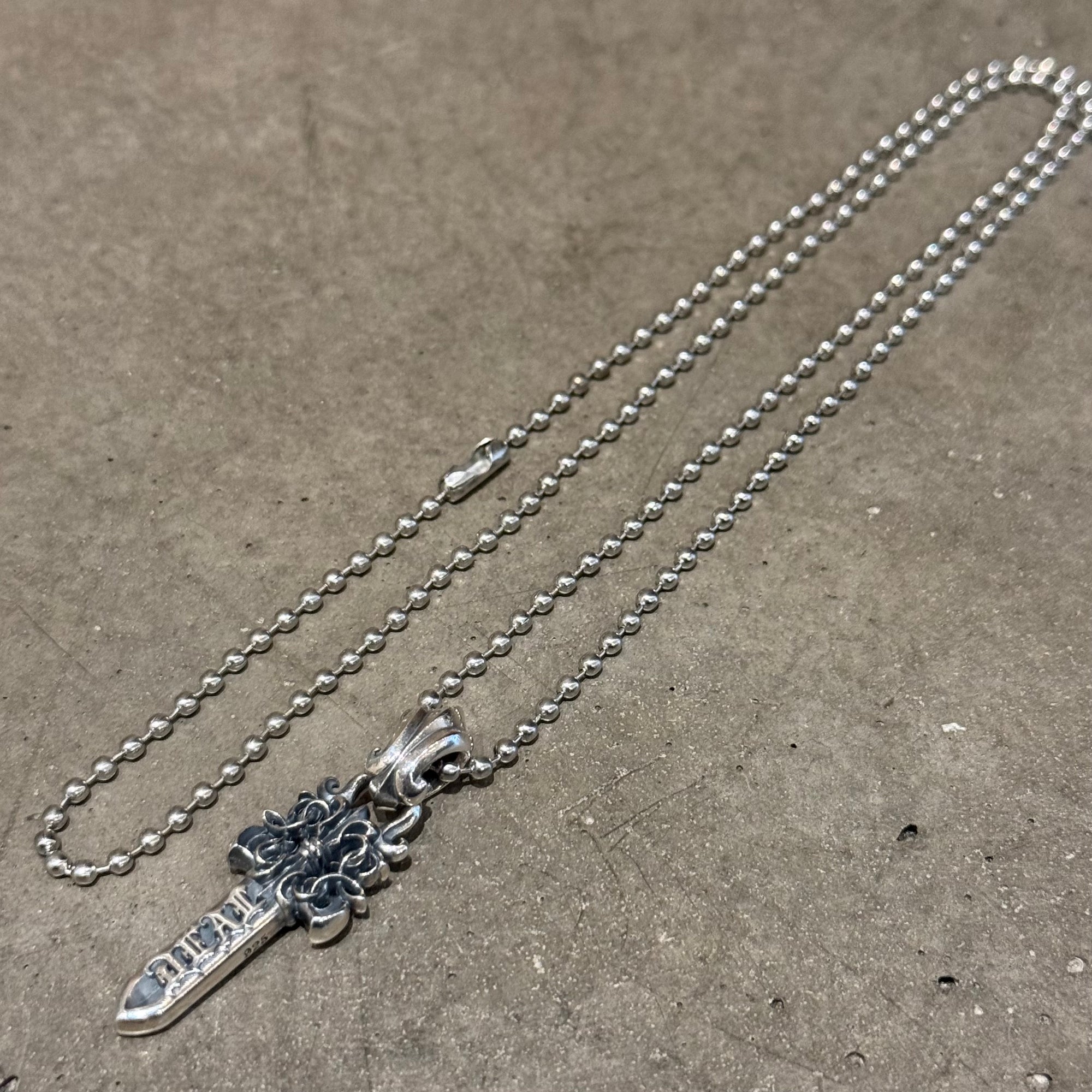 DEAL DESIGN KG DAGGER MED NECKLACE ‘SILVER’