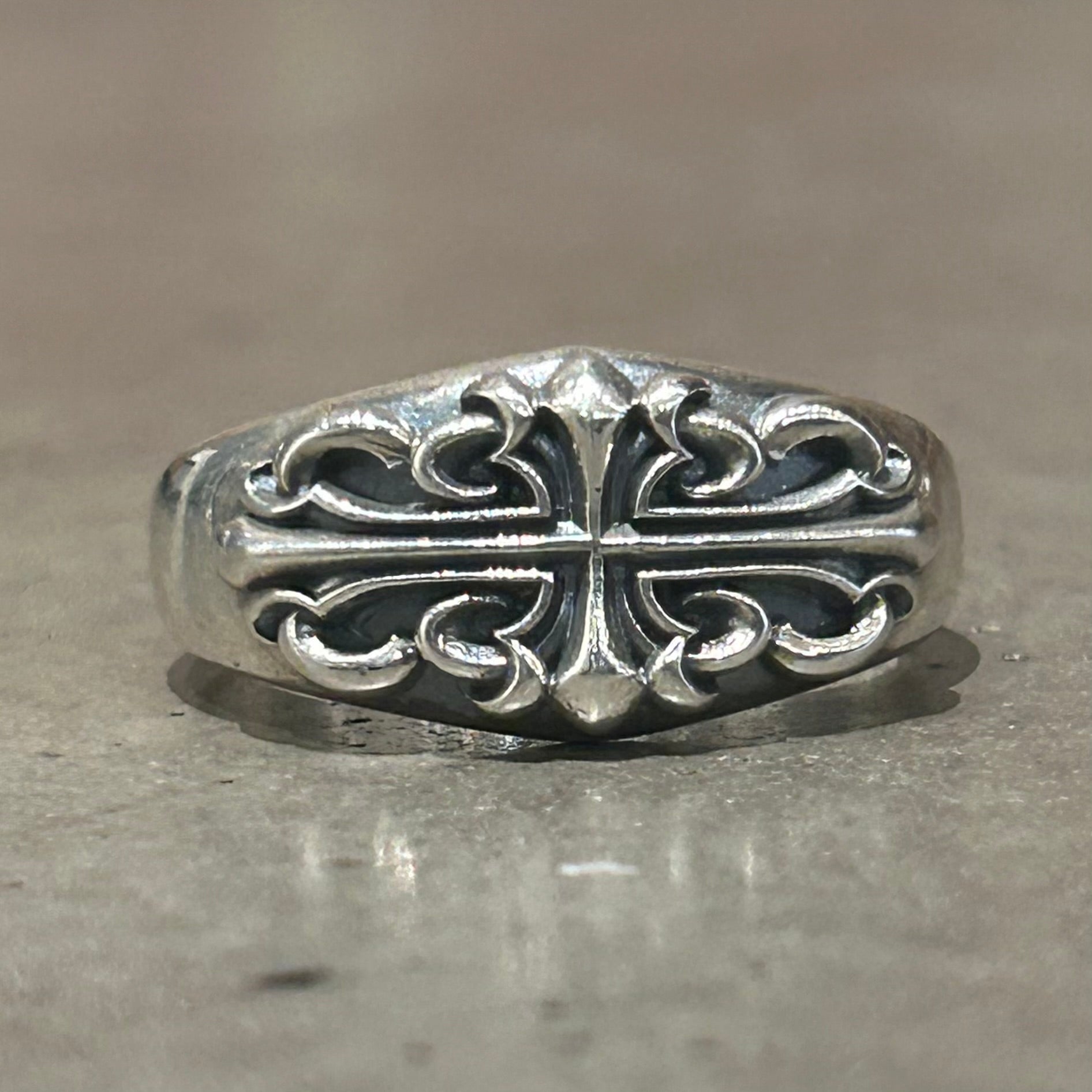 DEAL DESIGN BLOOMING CROSS FLORAL RING 'SILVER'
