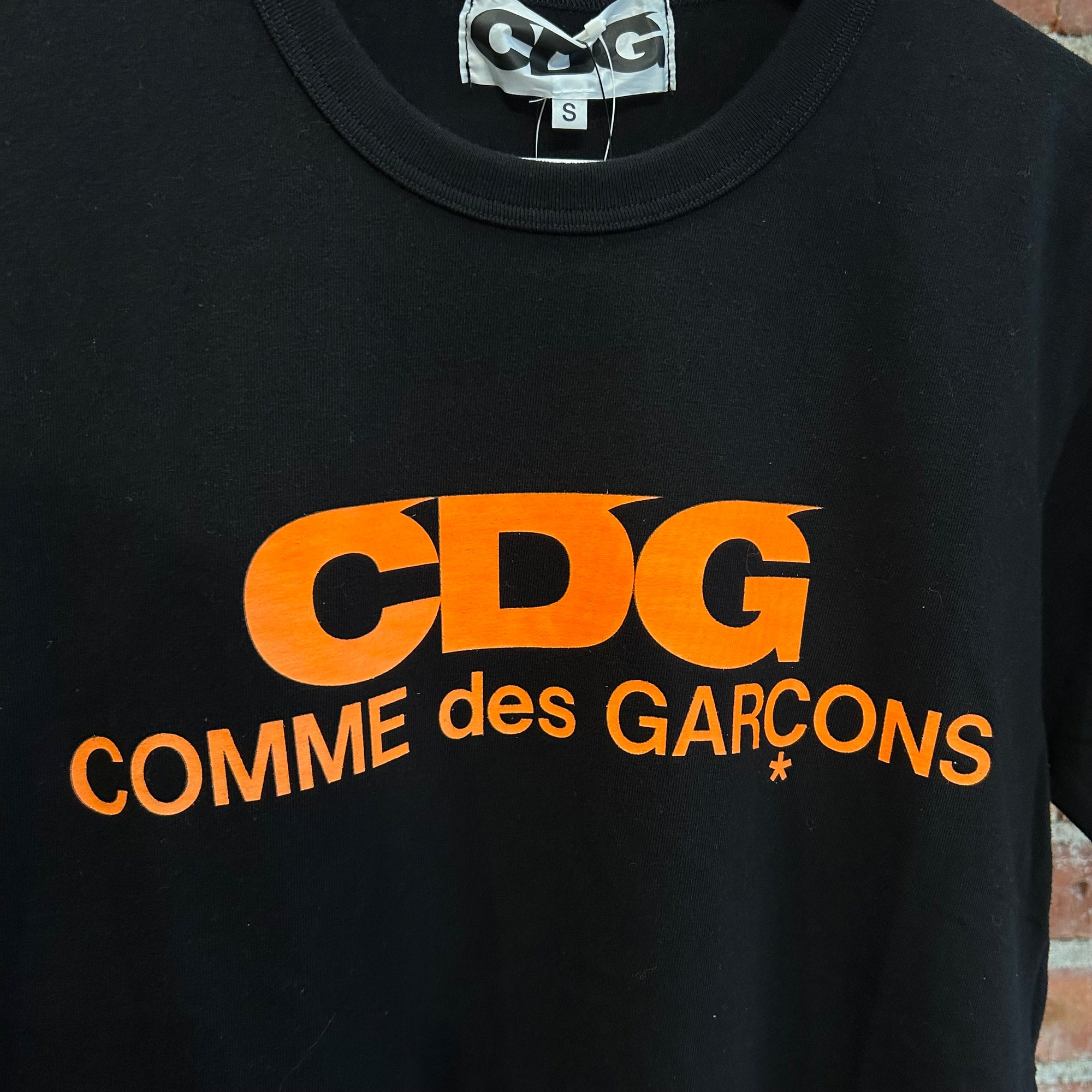 COMME DES GARÇONS CDG LOGO TEE ‘BLACK/ORANGE’