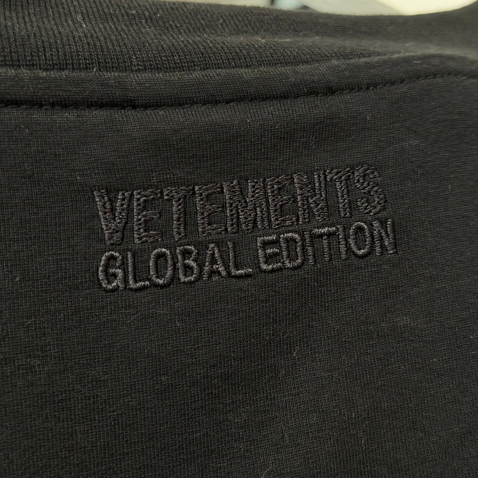 VETEMENTS AW21 THINK GLOBALLY RAINBOW TEE ‘BLACK’