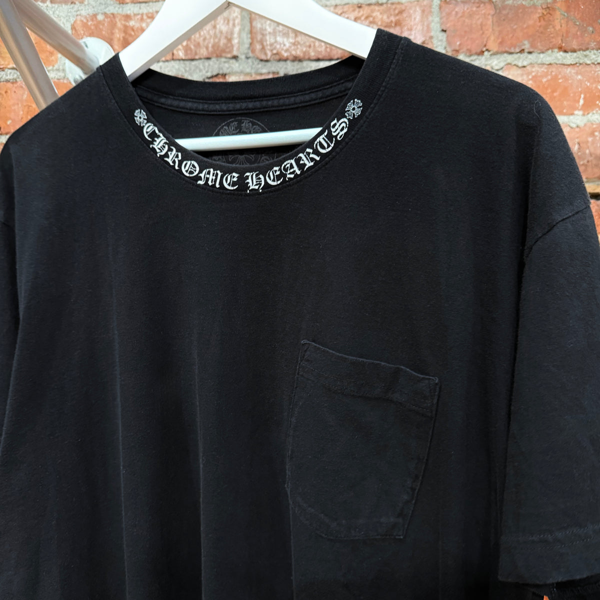 CHROME HEARTS SCRIPT COLLAR PRINT POCKET TEE ‘BLACK’