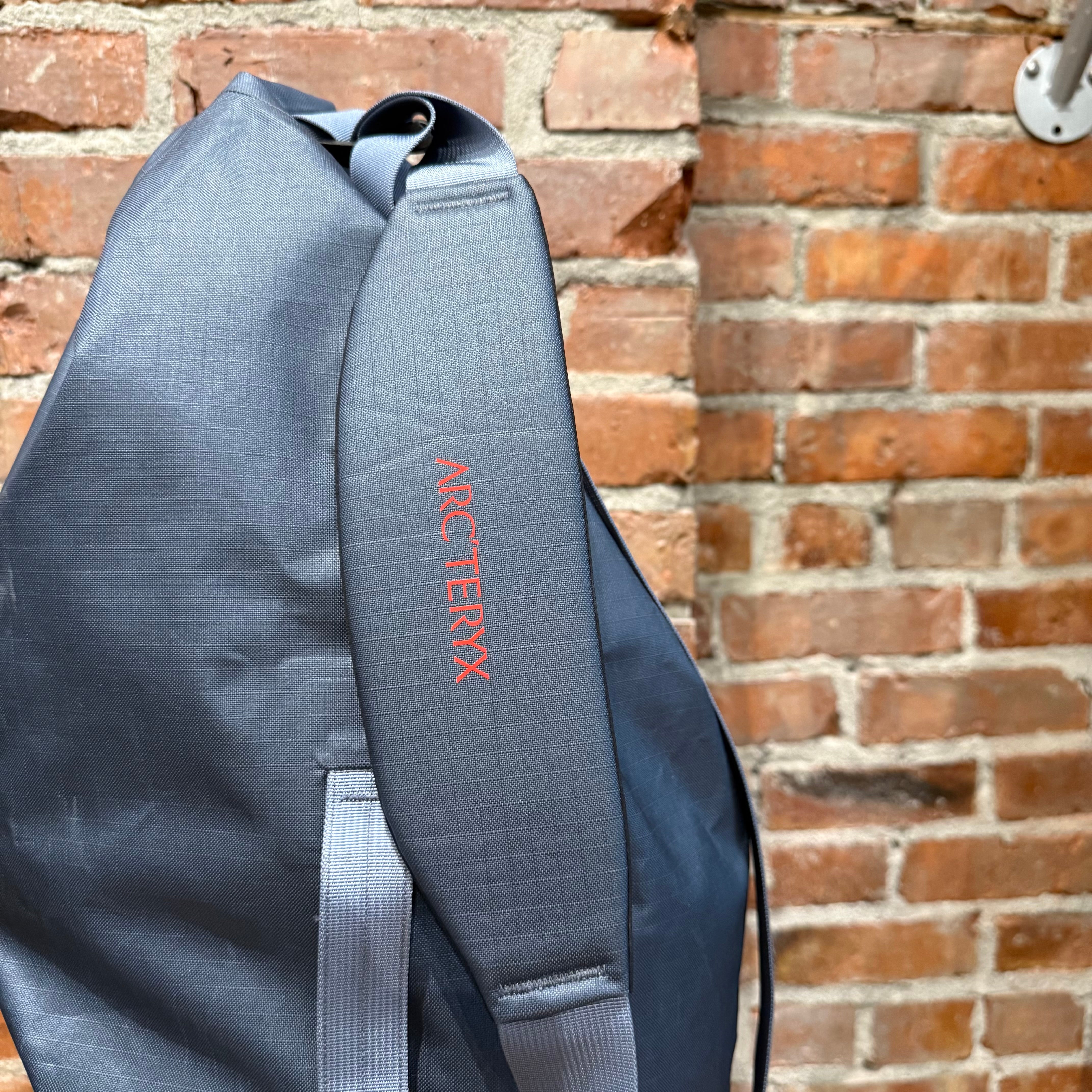た*様 希少 ARC'TERYX Carrier Duffle 防水バックパック ARC'TERYX CARRIER DUFFLE 36L BAG 'GREY RED' – Sadō Room