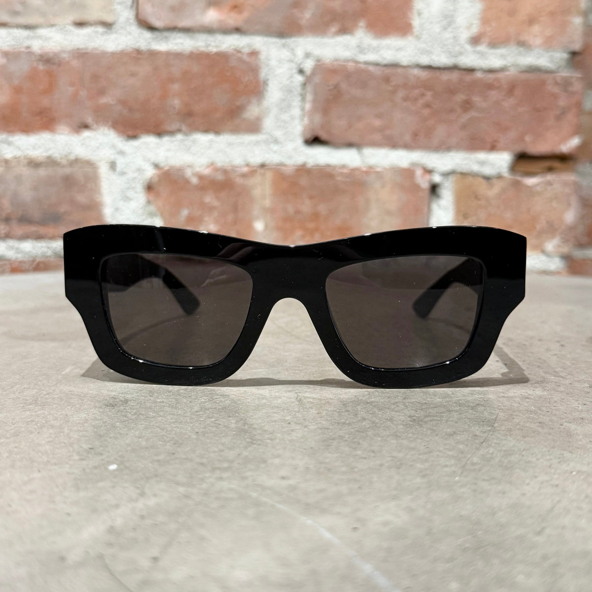 BOTTEGA VENETA BV1357S SQUARE FRAME SUNGLASSES ‘BLACK’