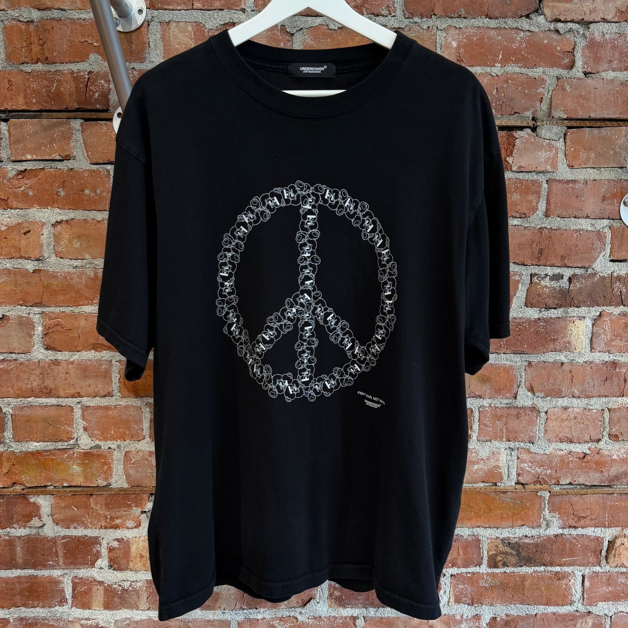UNDERCOVER FIGHT WAR NOT WARS TEE ‘BLACK’