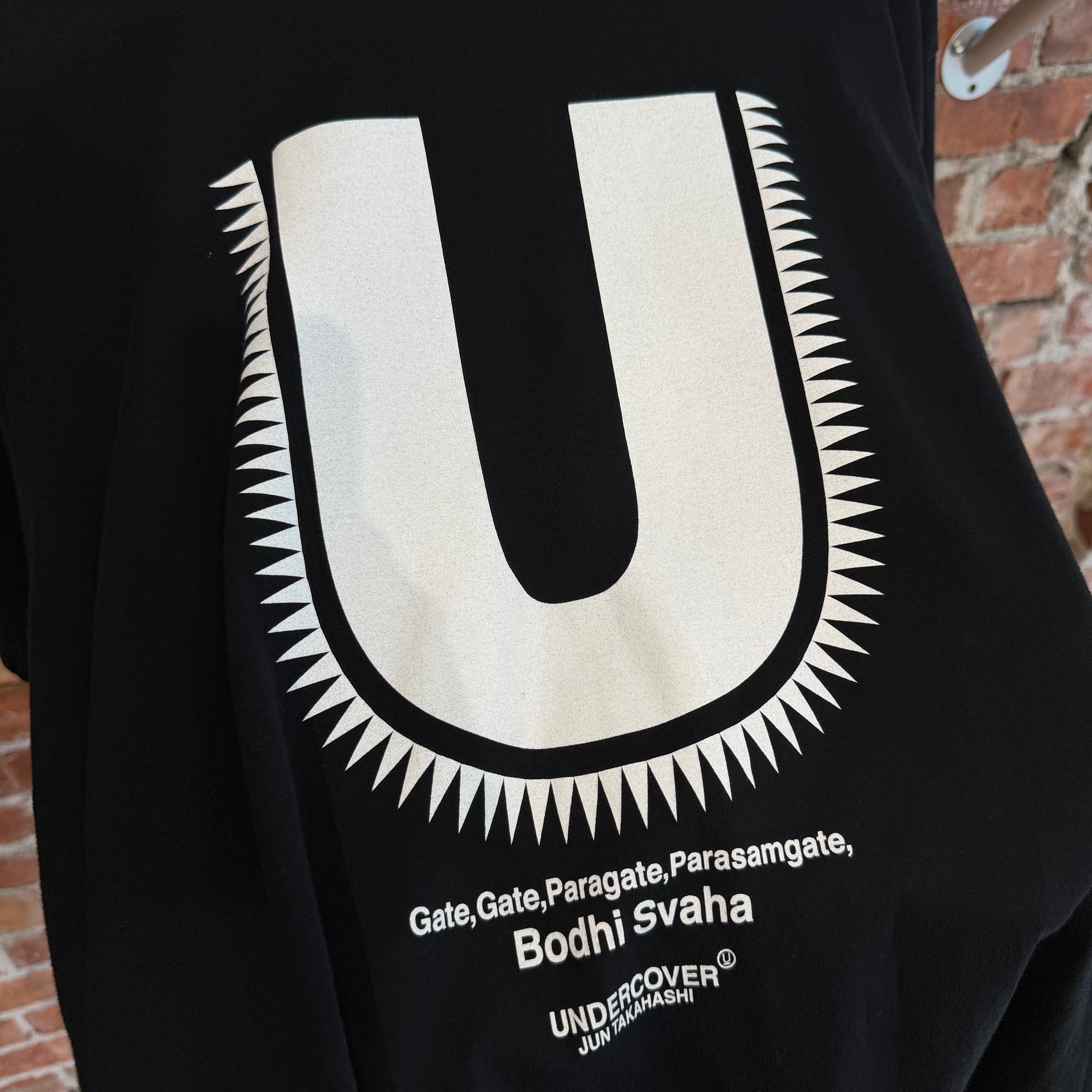 UNDERCOVER BODHI SVAHA GIZ U-LOGO TEE ‘BLACK’