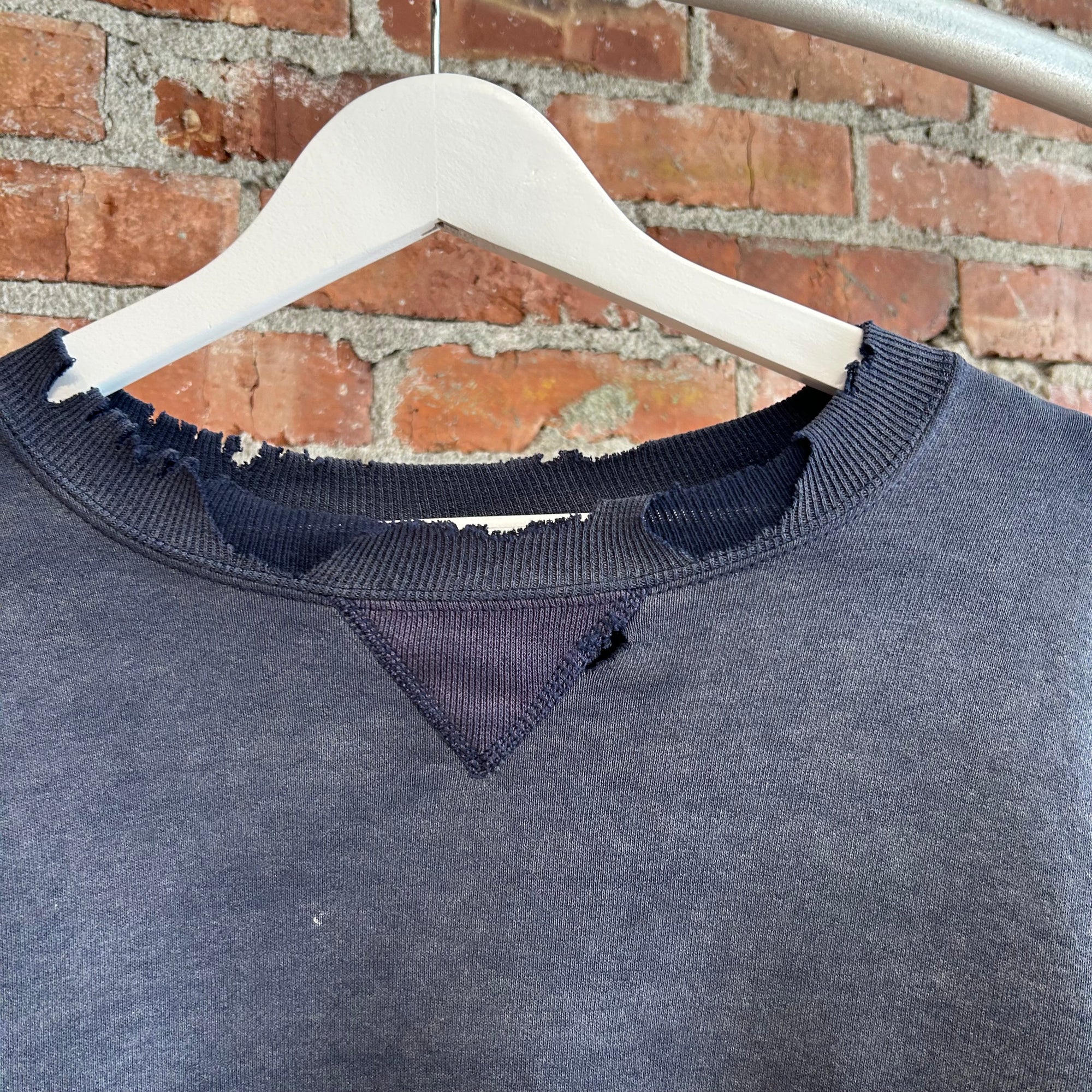 RUSSELL ATHETLIC 90S VINTAGE THRASHED PAINTER CREWNECK ‘FADED NAVY’
