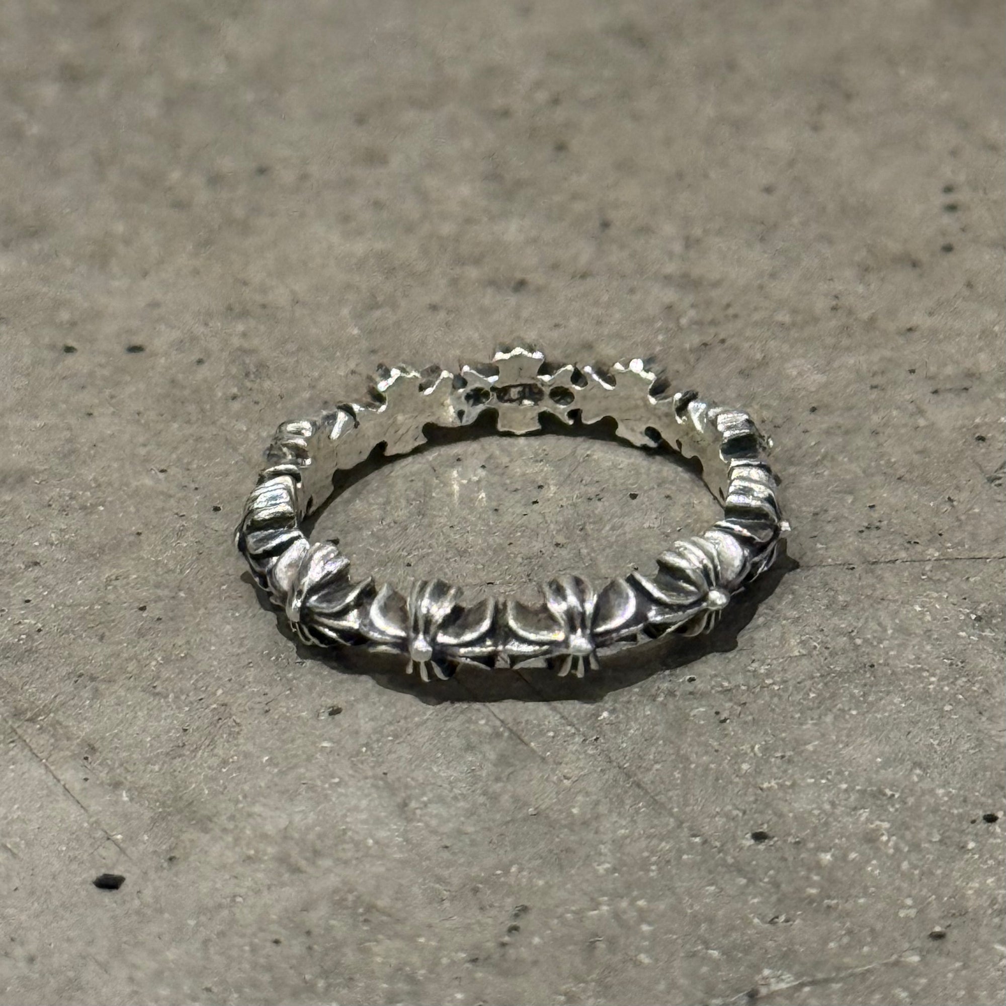 CHROME HEARTS TINY-E BAND RING ‘SILVER’