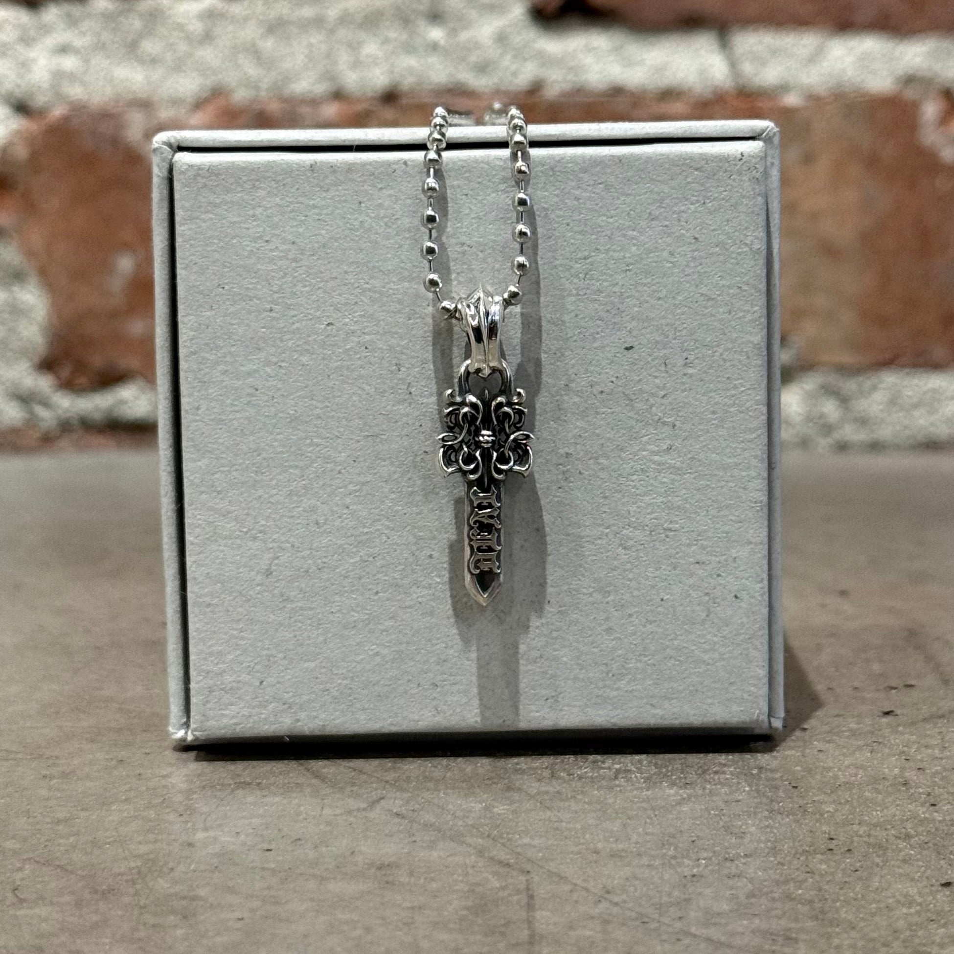 DEAL DESIGN KG DAGGER SML NECKLACE ‘SILVER’