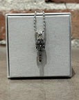 DEAL DESIGN KG DAGGER SML NECKLACE ‘SILVER’