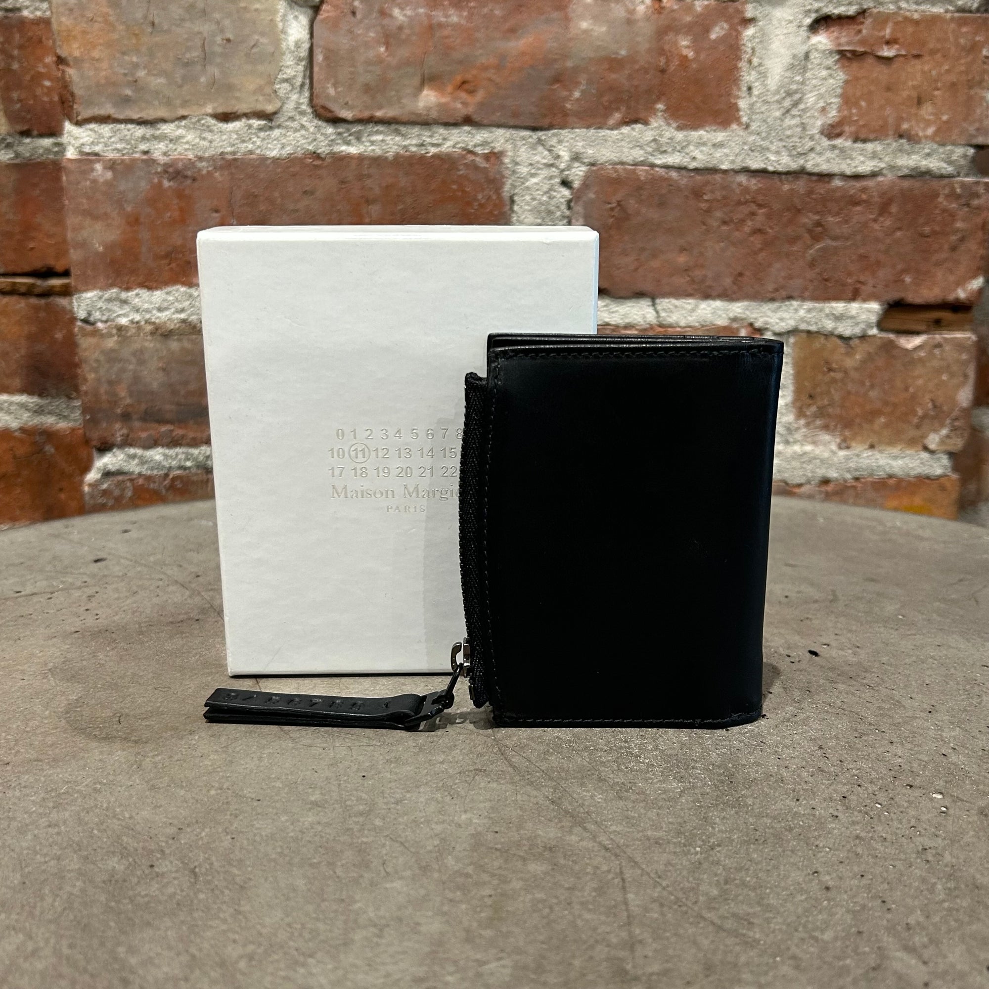 MAISON MARGIELA FOUR STITCH BIFOLD ZIP WALLET ‘BLACK’