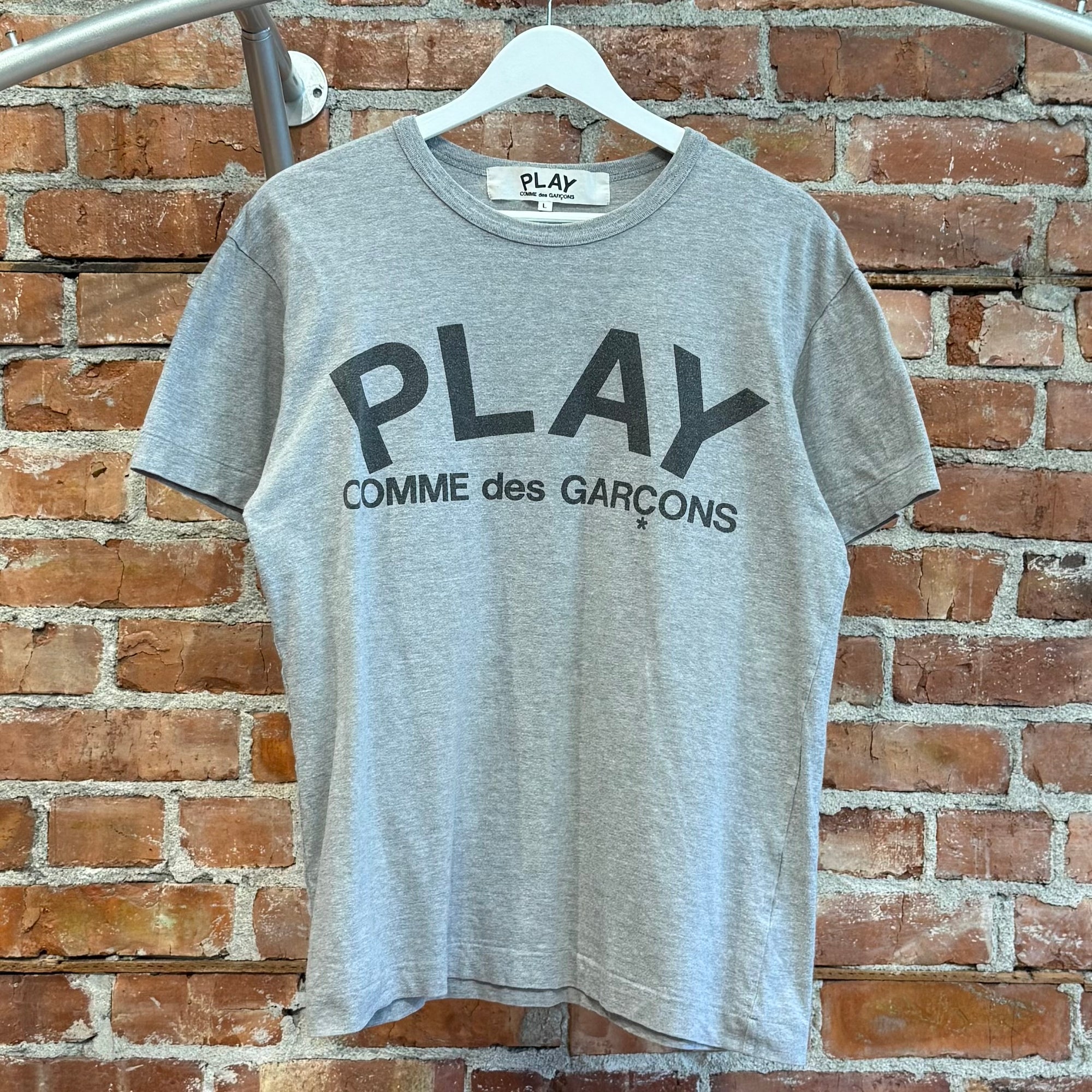 COMME DES GARÇON PLAY SCRIPT LOGO TEE ‘GREY’