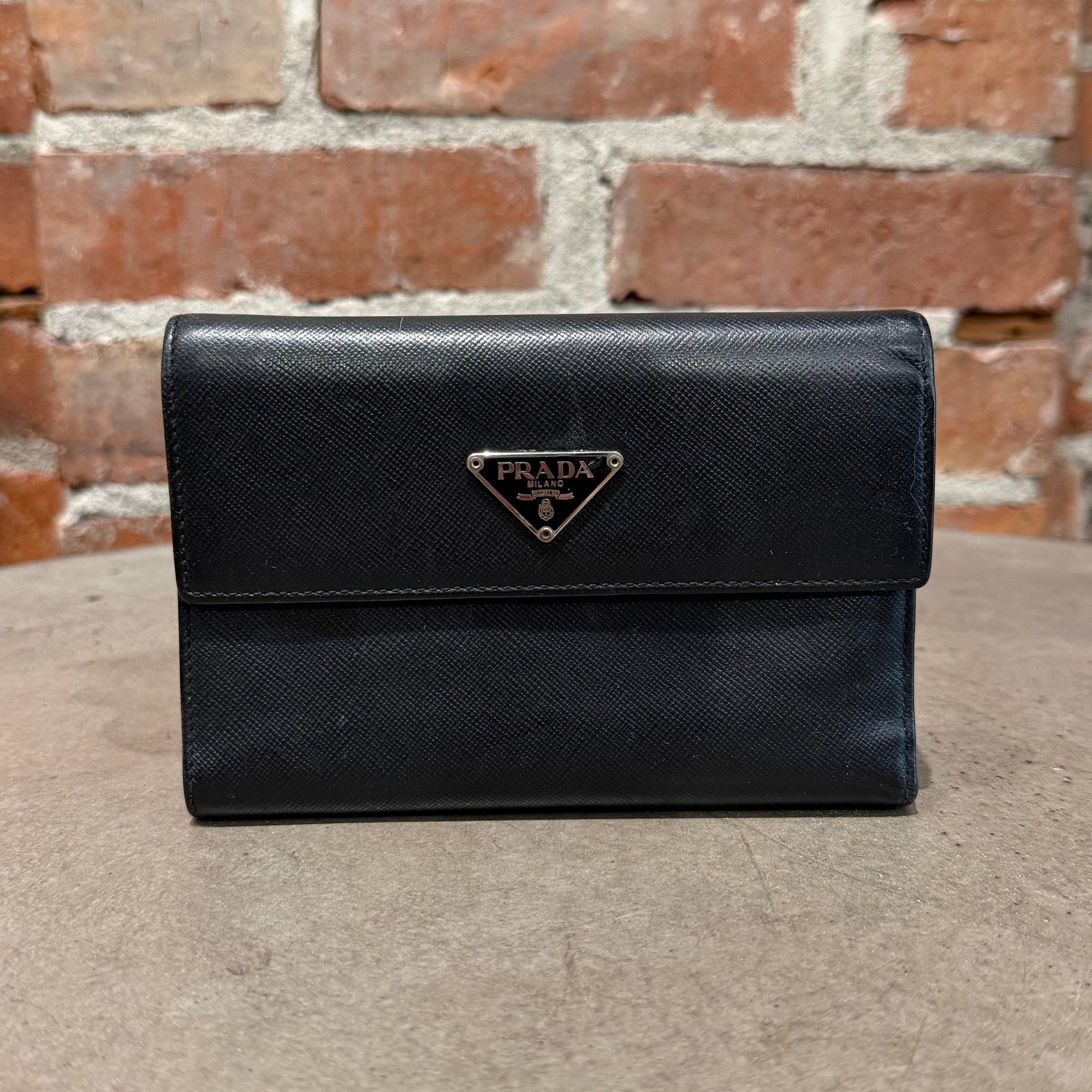 PRADA BADGE SNAP BIFOLD WALLET ‘BLACK’