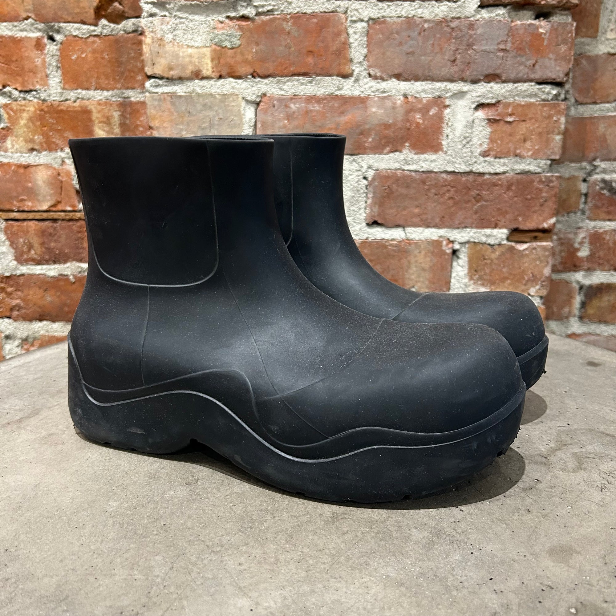 BOTTEGA VENETA PUDDLE BOOTS ‘BLACK’