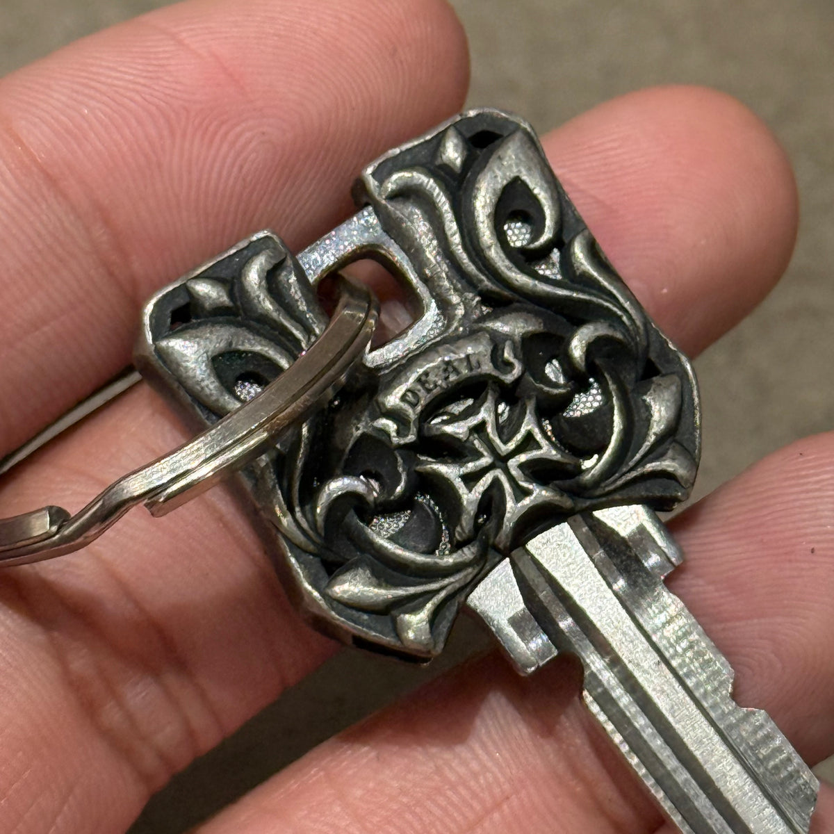 DEAL DESIGN KEY SHIELD KECHAIN ‘SILVER’