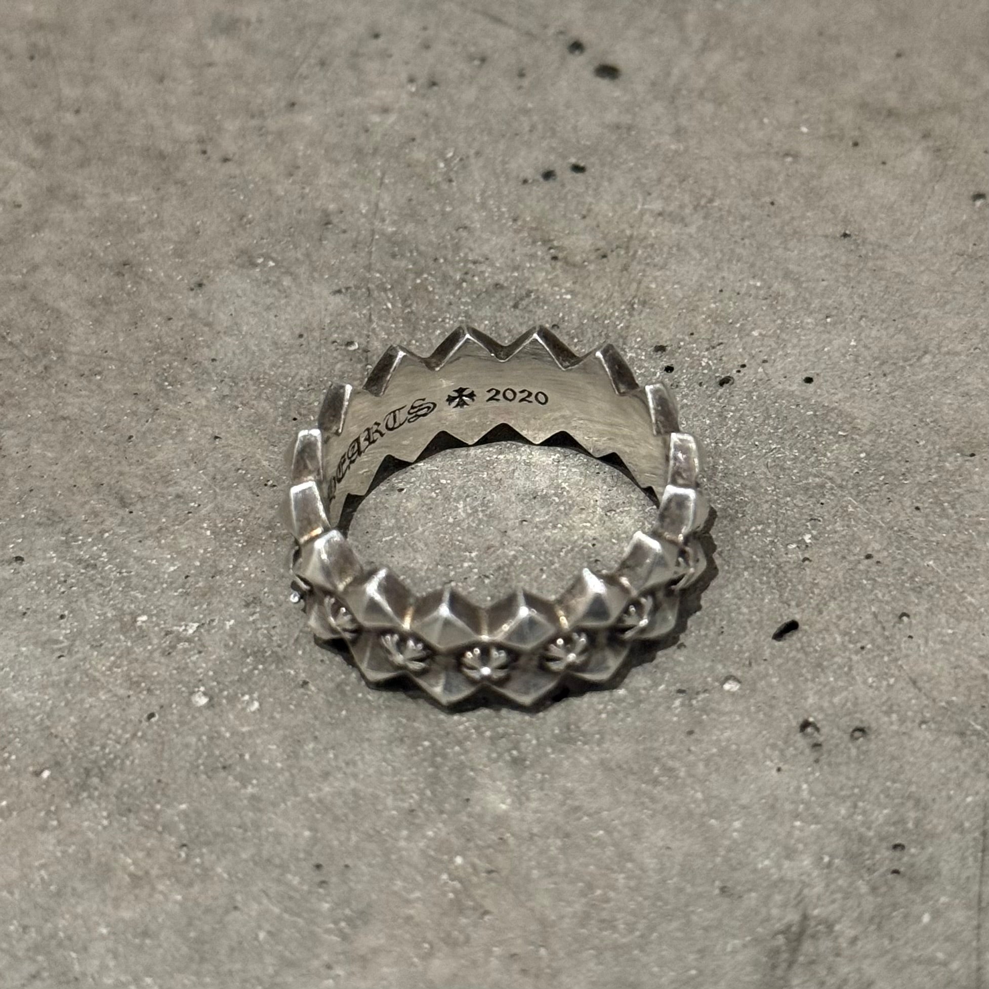 CHROME HEARTS PYRAMID PLUS BAND RING ‘SILVER’
