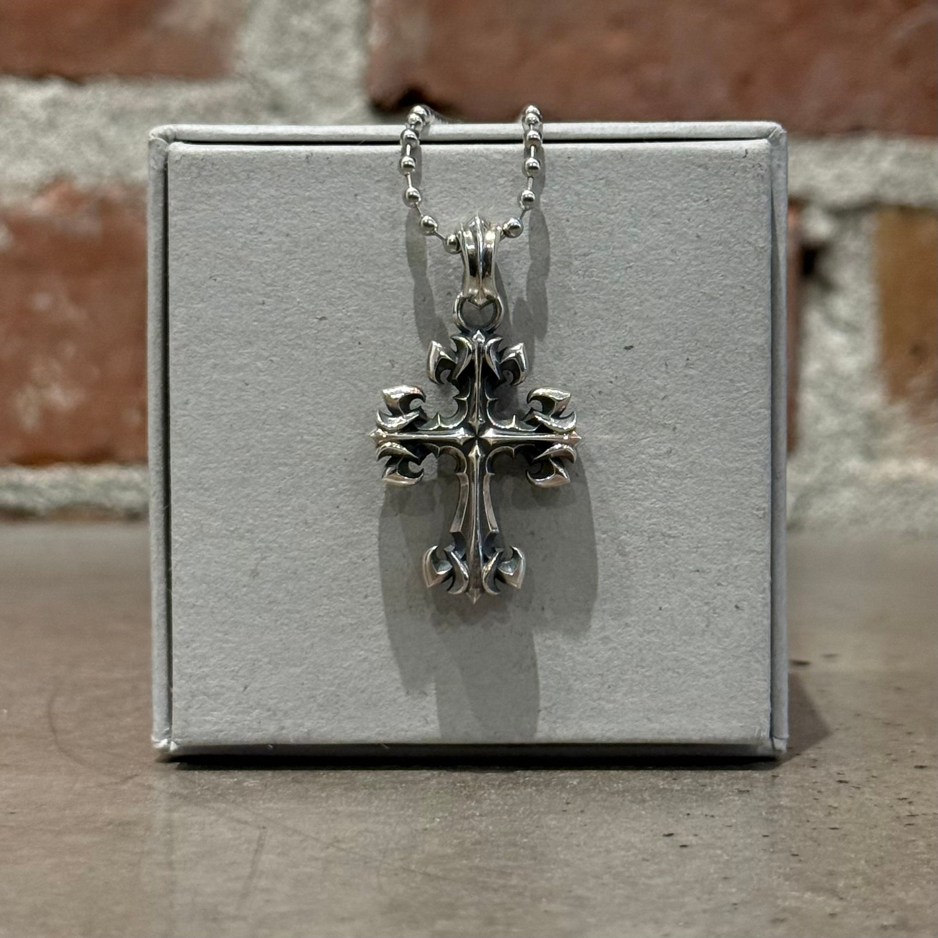 DEAL DESIGN GL CROSS SML NECKLACE ‘SILVER’