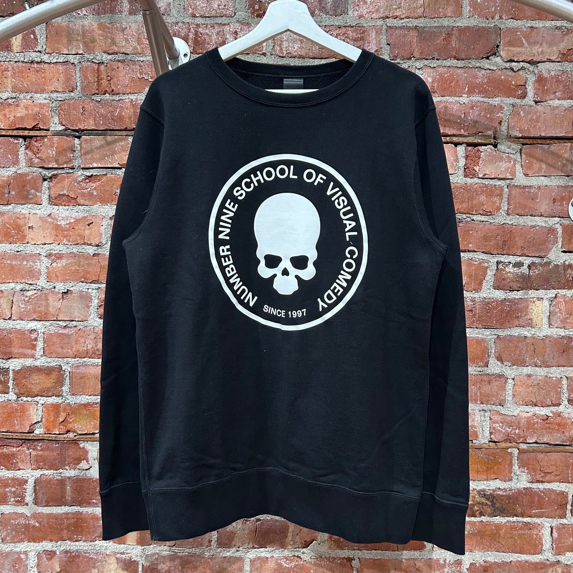 NUMBER (N)INE SCHOOL OF VISUAL COMEDY LOGO CREWNECK ‘BLACK/WHITE’