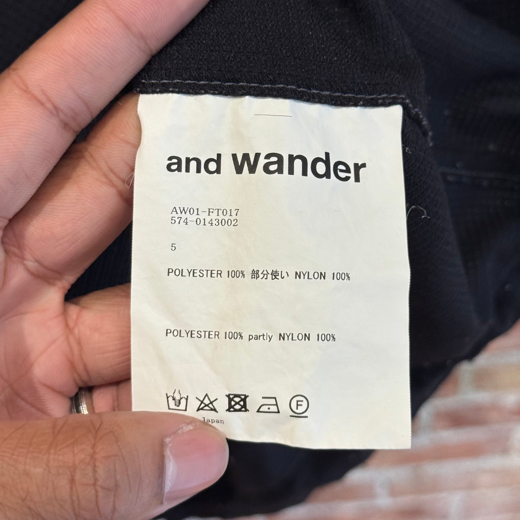 AND WANDER LIGHT POLYESTER PULLOVER ‘BLACK’