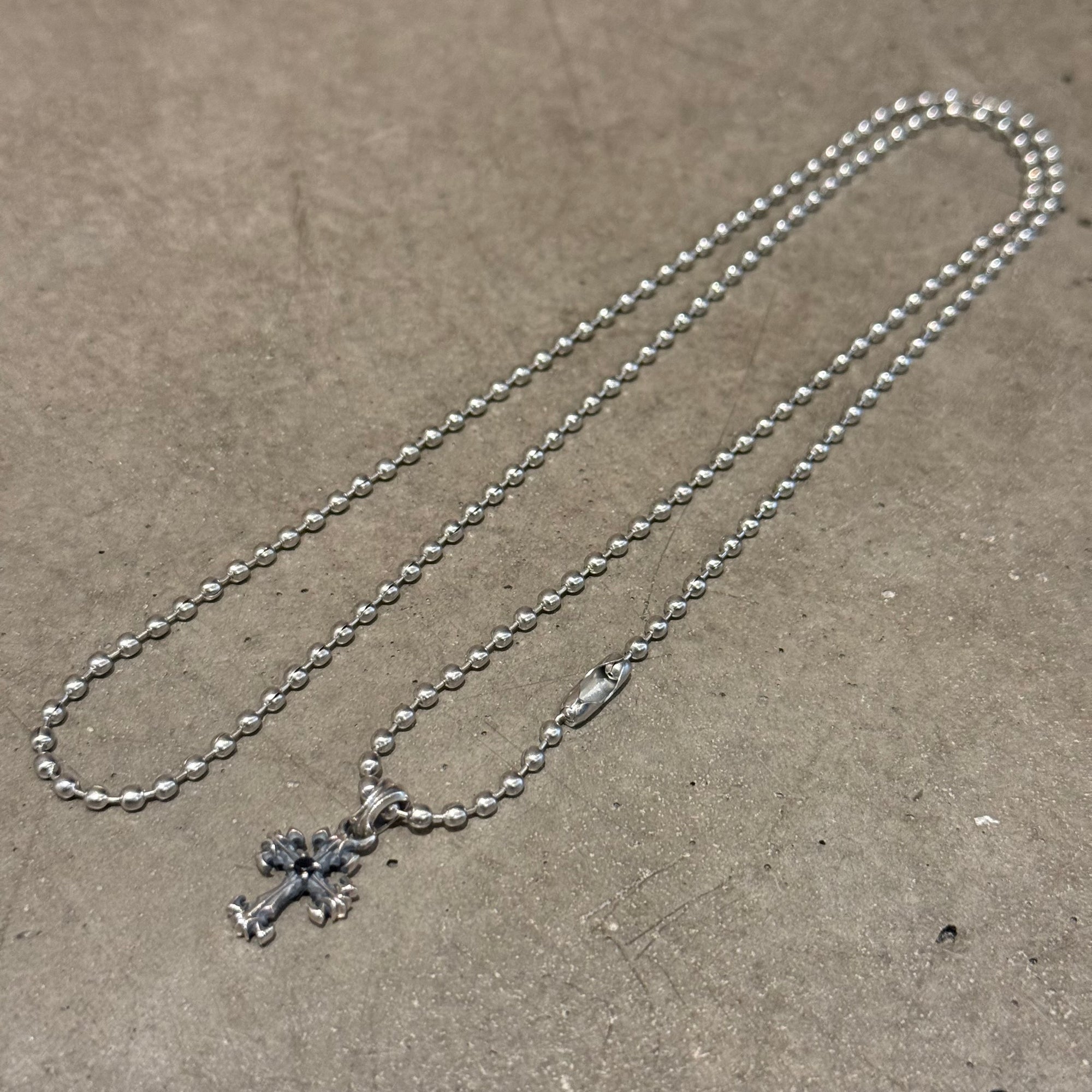DEAL DESIGN GL CROSS XXS ONYX NECKLACE ‘SILVER’
