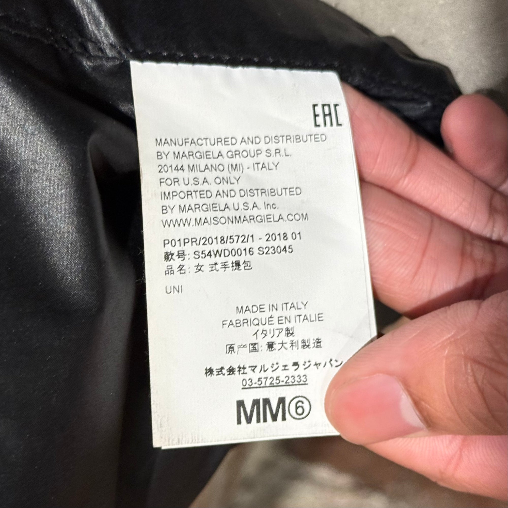 MM6 SIDE SLING REVERSIBLE BAG ‘BLACK/WHITE’