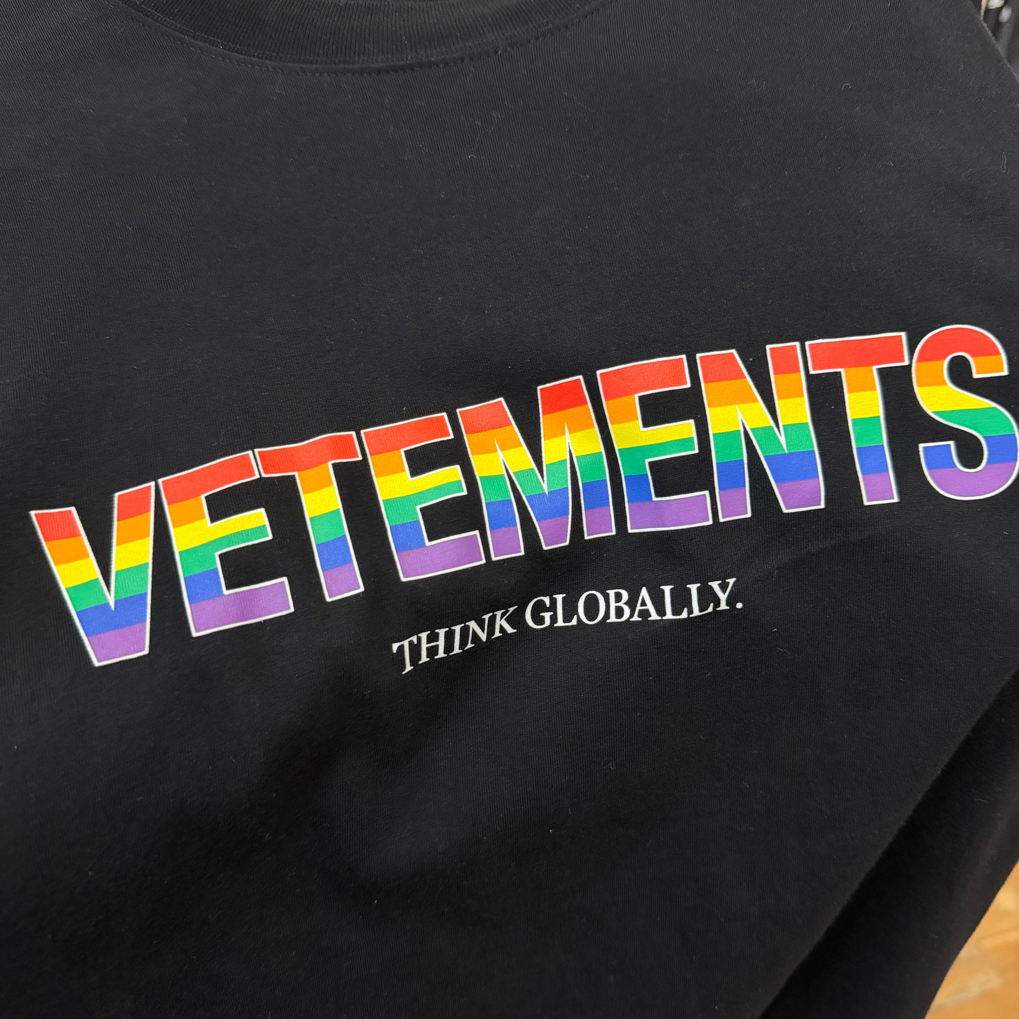 VETEMENTS AW21 THINK GLOBALLY RAINBOW TEE ‘BLACK’