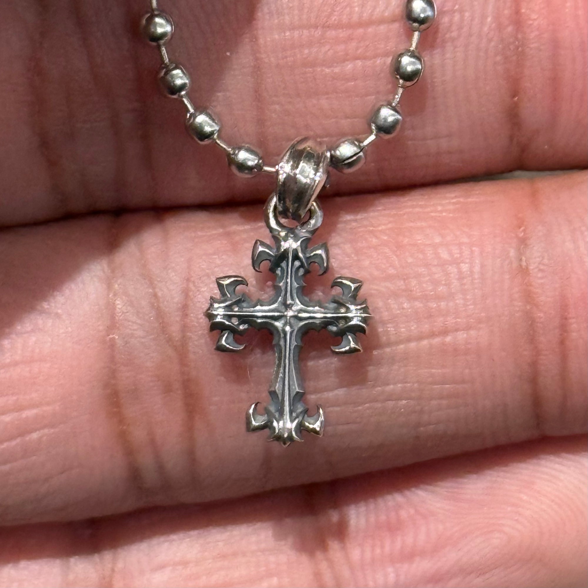 DEAL DESIGN GL CROSS XXS ONYX NECKLACE ‘SILVER’