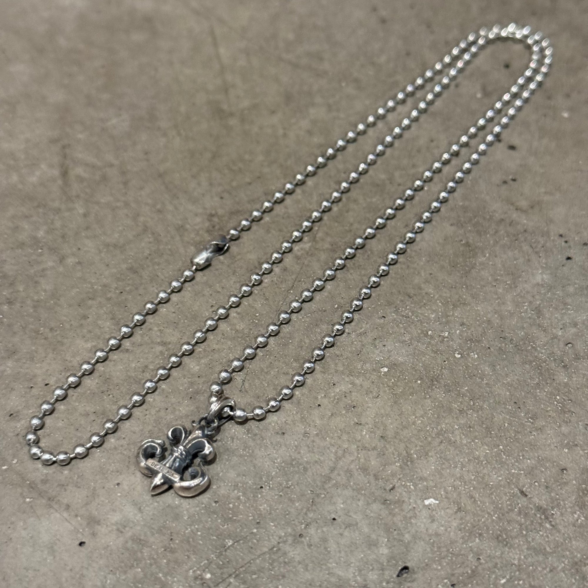 DEAL DESIGN LILY TOP FLEUR SML NECKLACE ‘SILVER’