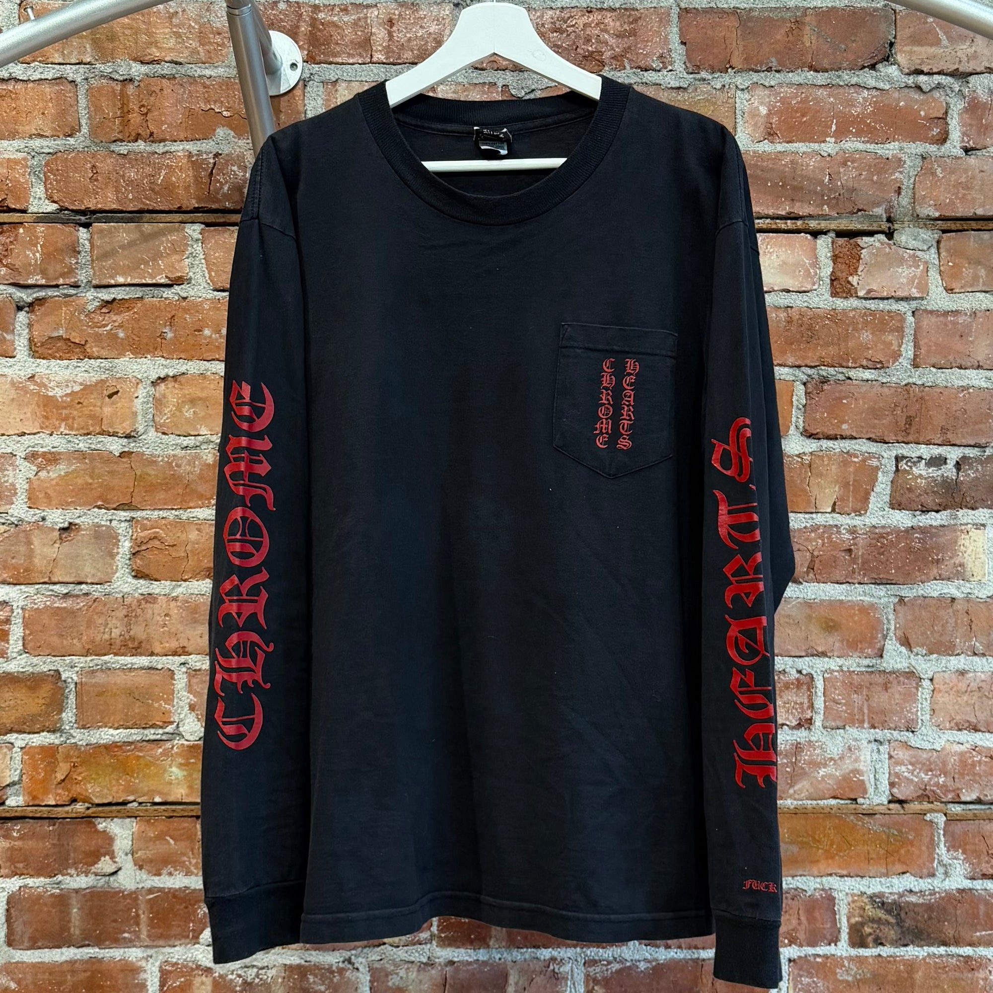 CHROME HEARTS VINTAGE SPELLOUT POCKET LONGSLEEVE ‘BLACK/RED’