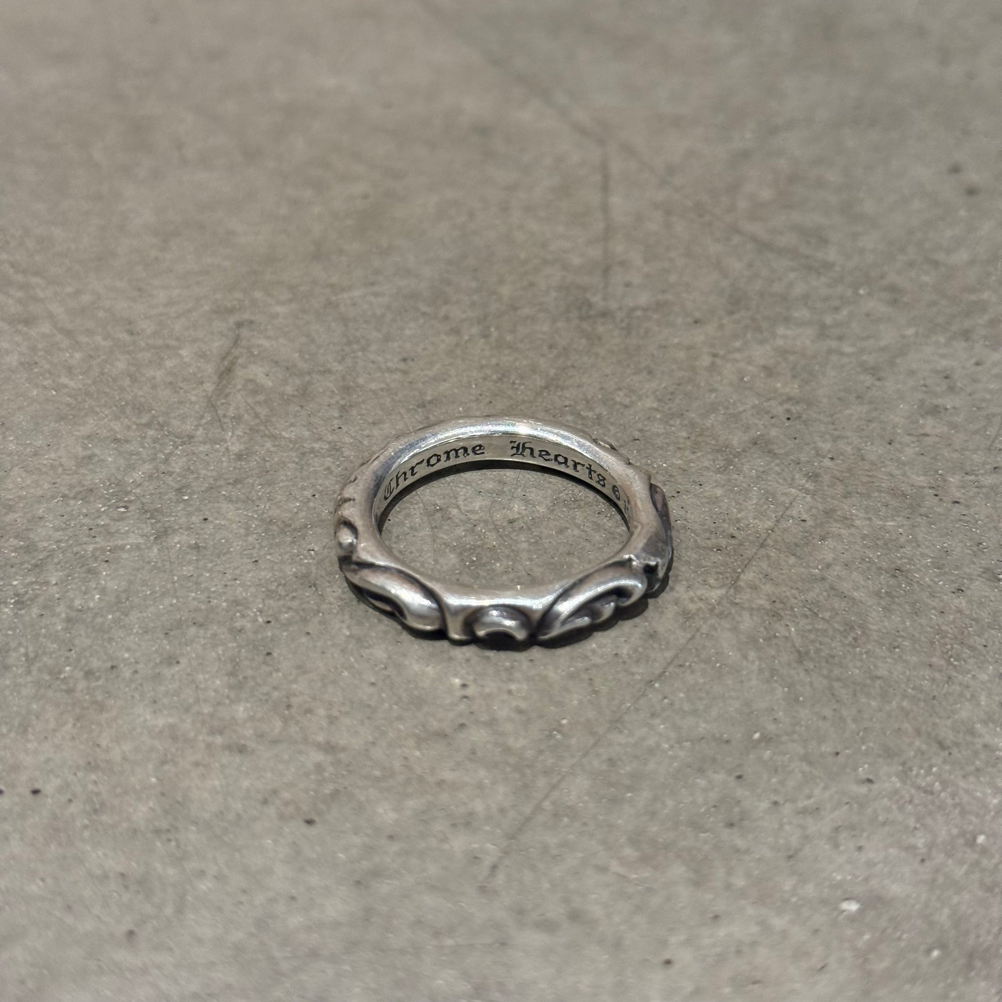CHROME HEARTS SCROLL BAND RING ‘SILVER’