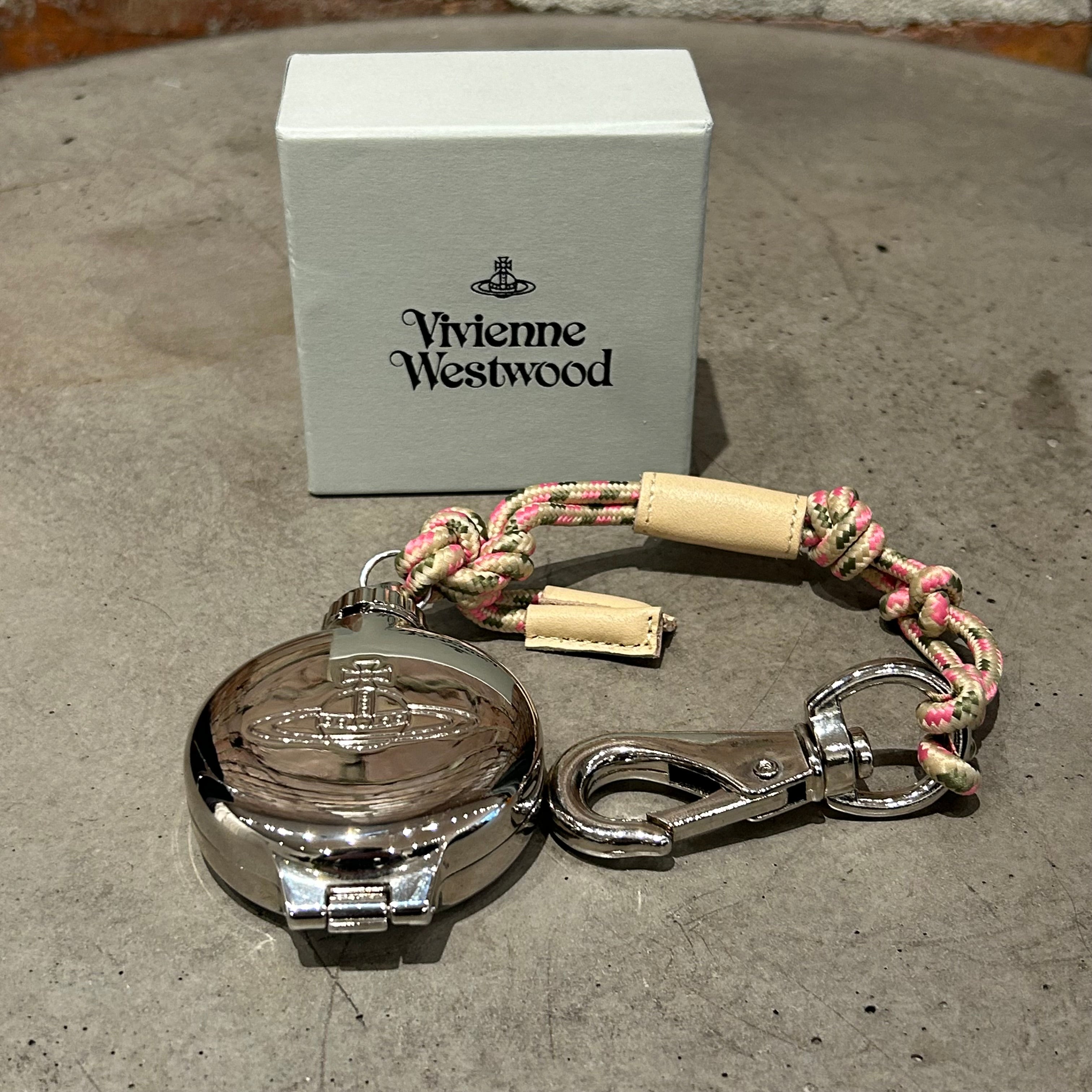 VIVIENNE WESTWOOD ASH TRAY CARABINER 'PINK/GREEN' – Sadō Room