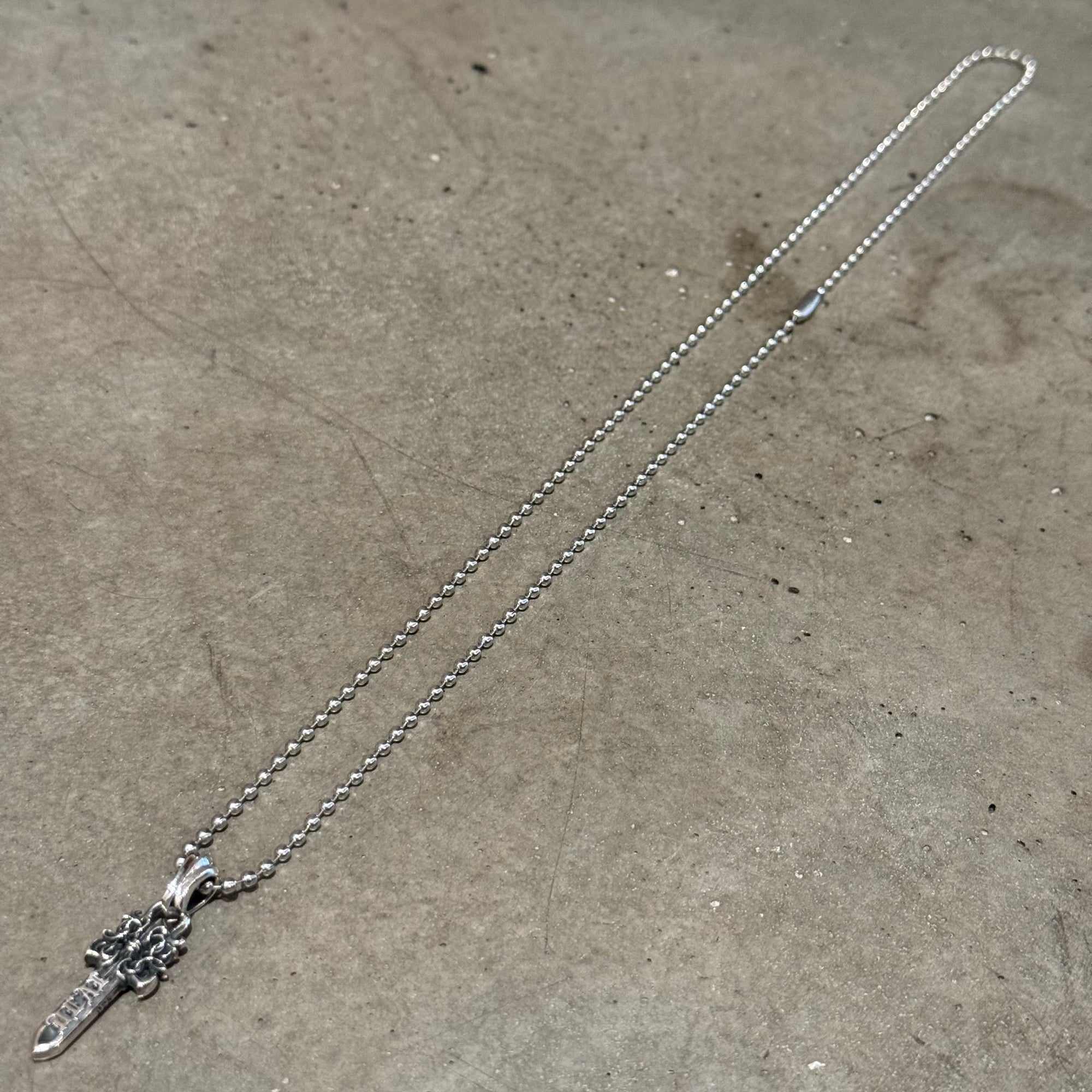 DEAL DESIGN KG DAGGER SML NECKLACE ‘SILVER’