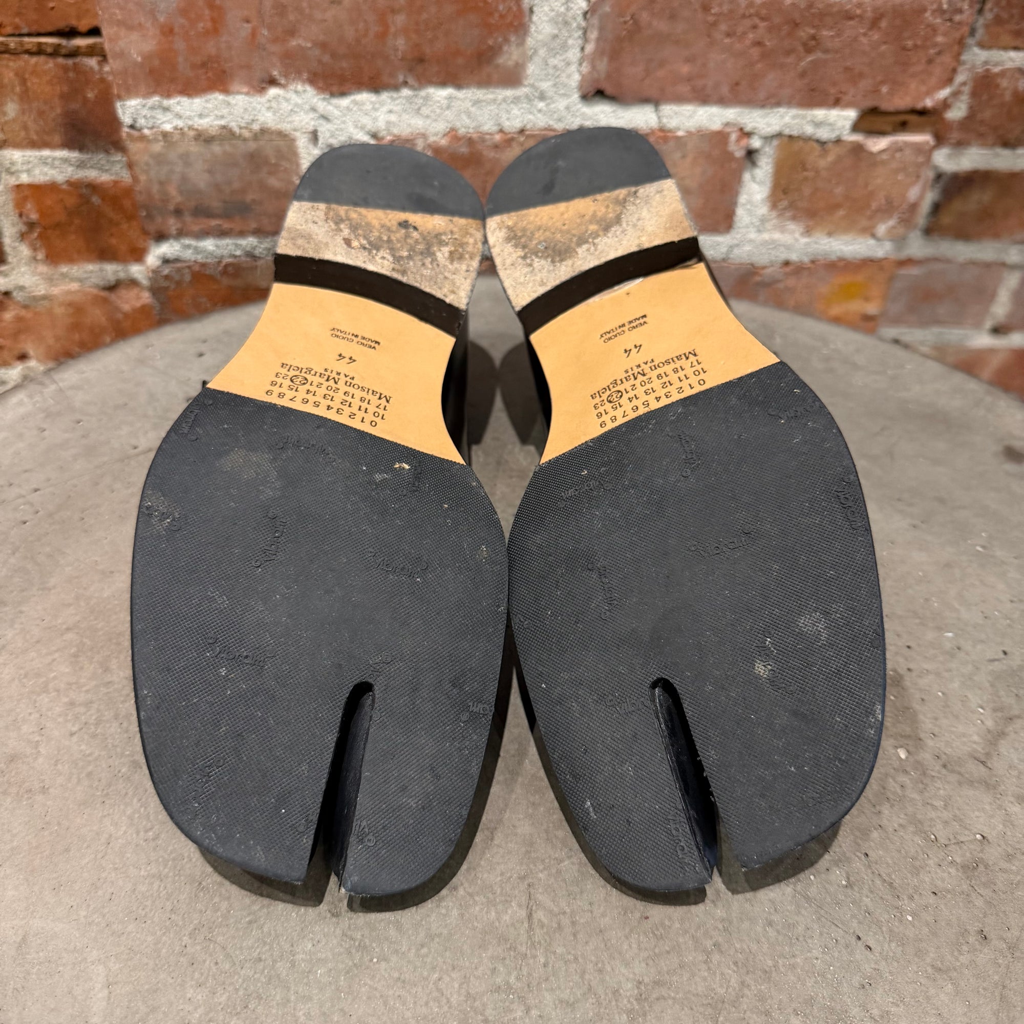 MAISON MARGIEALA MARY JANE LEATHER TABIS ‘BLACK’