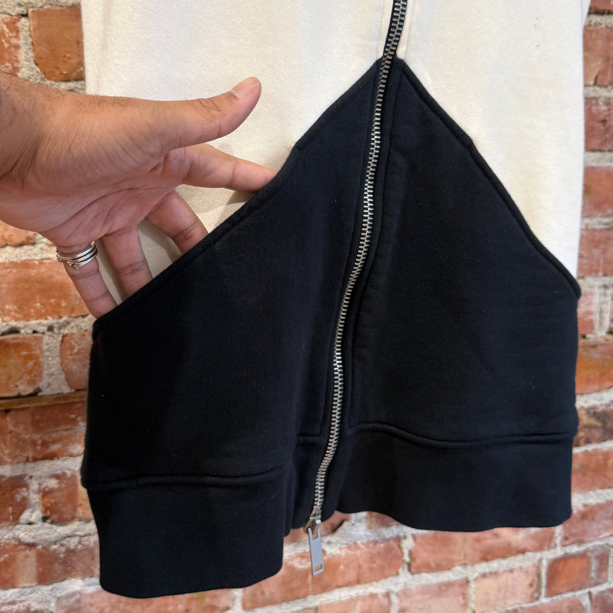 GARETH PUGH OLMAR MIRTA SLEEVELESS GIMP ZIP HOODIE ‘BLACK/WHITE”