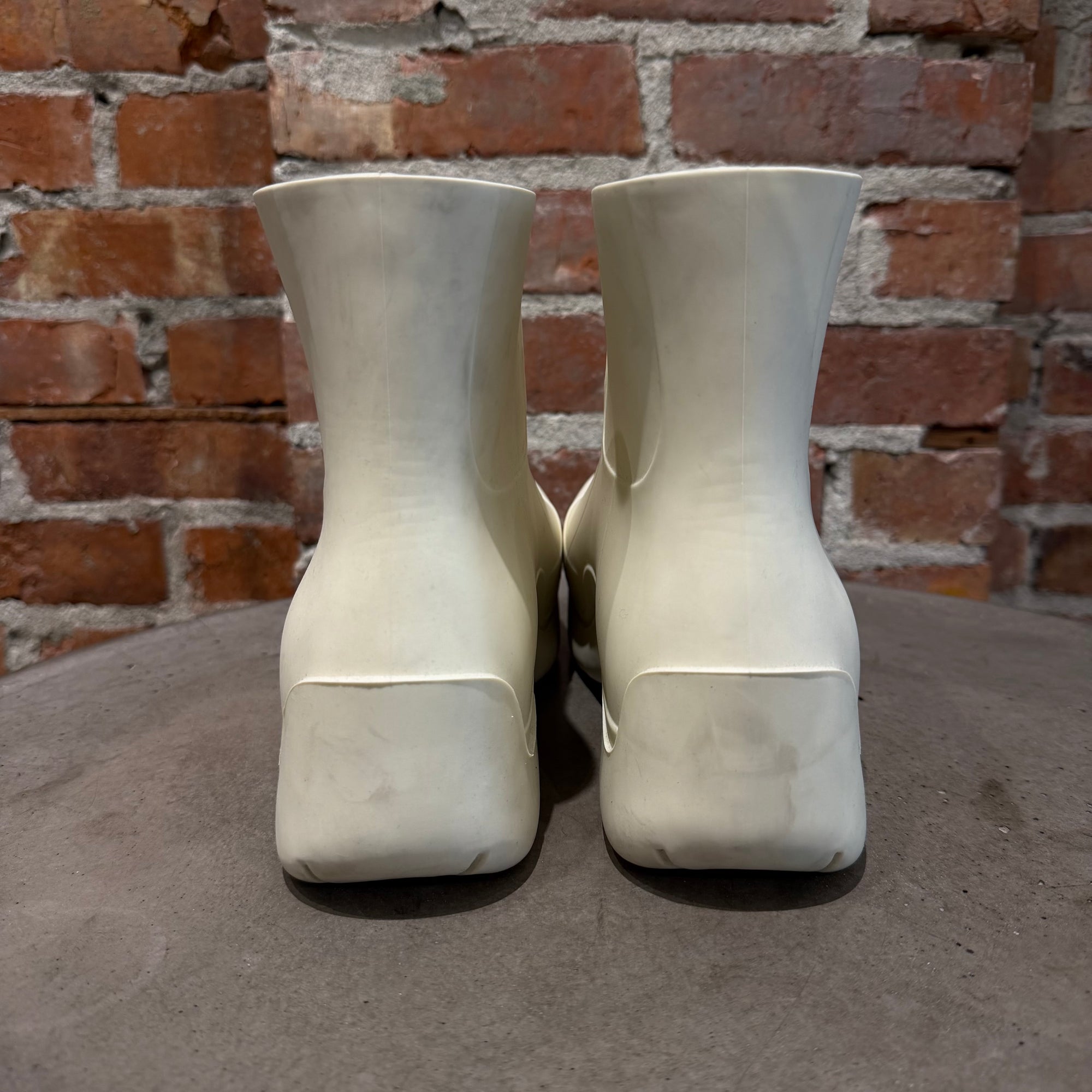 BOTTEGA VENETA PUDDLE BOOTS ‘SALT’