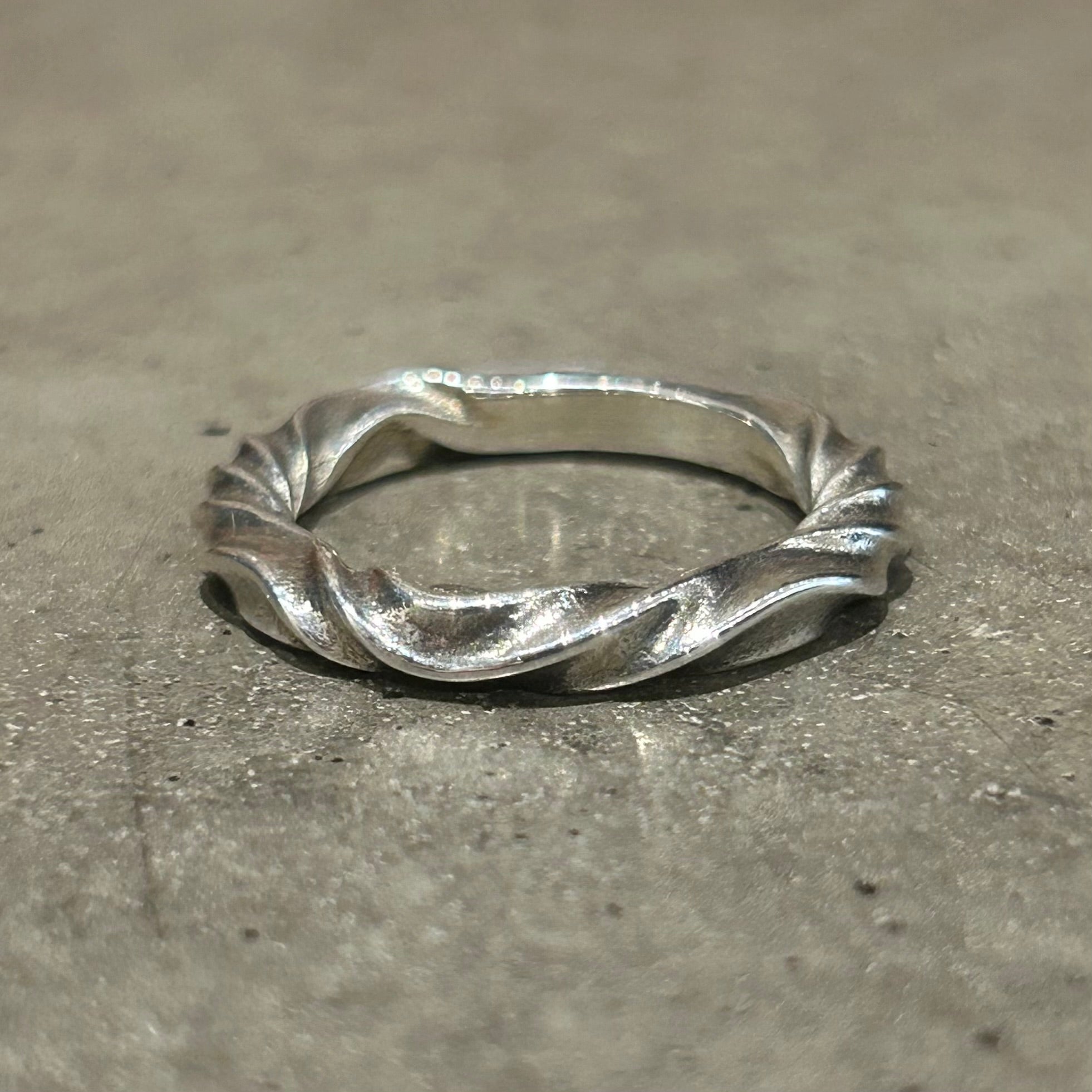 DEAL DESIGN REVERSE TWIST SCROLL RING 'SILVER'