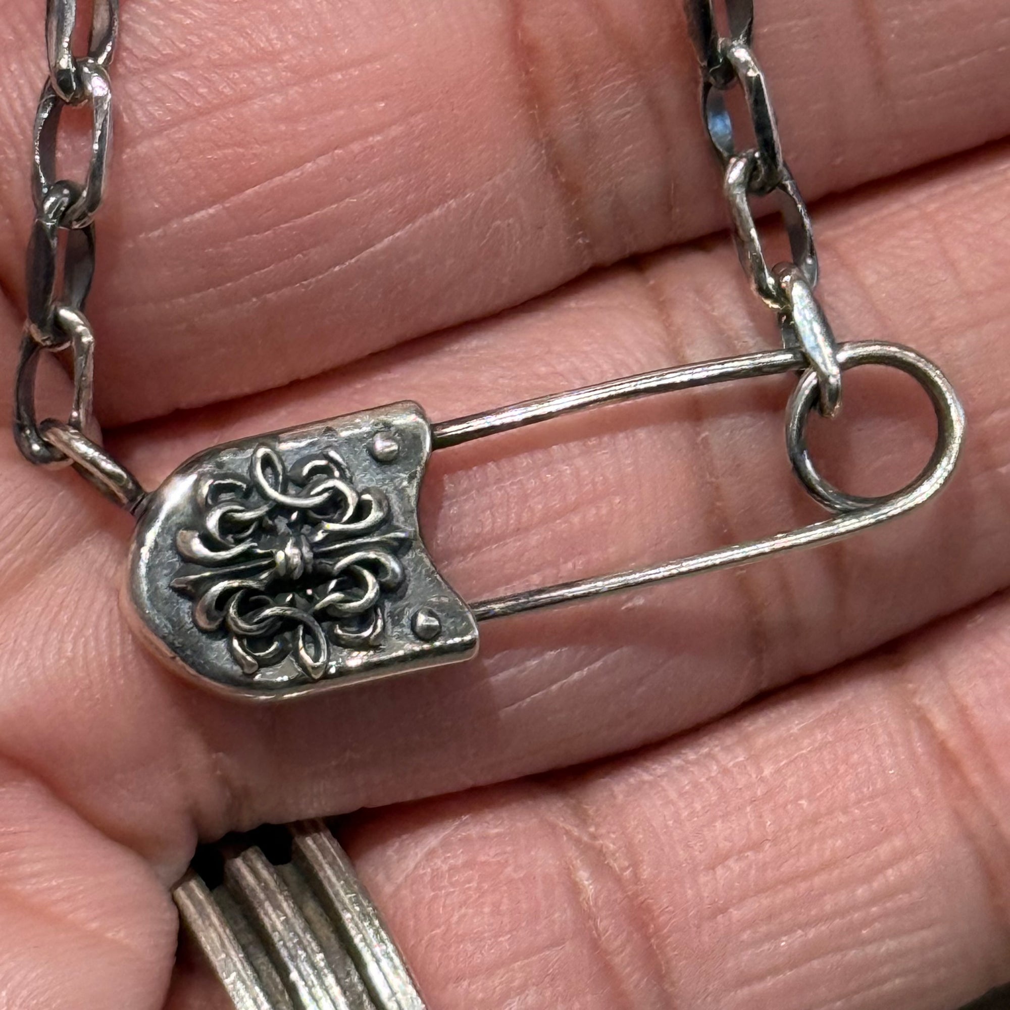 DEAL DESIGN SAFETY PIN NECKLACE ‘SILVER’