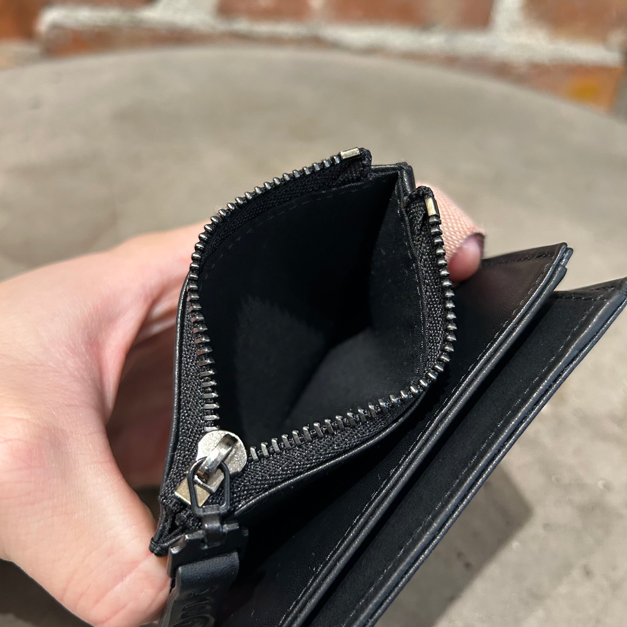 MAISON MARGIELA FOUR STITCH BIFOLD ZIP WALLET ‘BLACK’