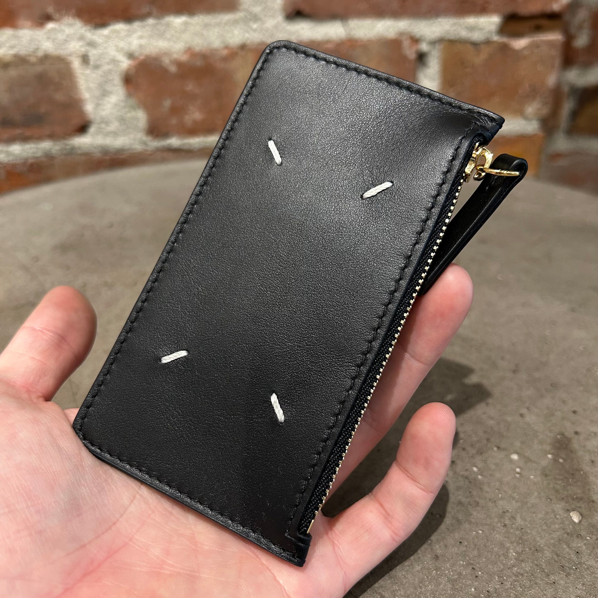 MAISON MARGIELA FOUR STITCH ZIP CARD HOLDER ‘BLACK’